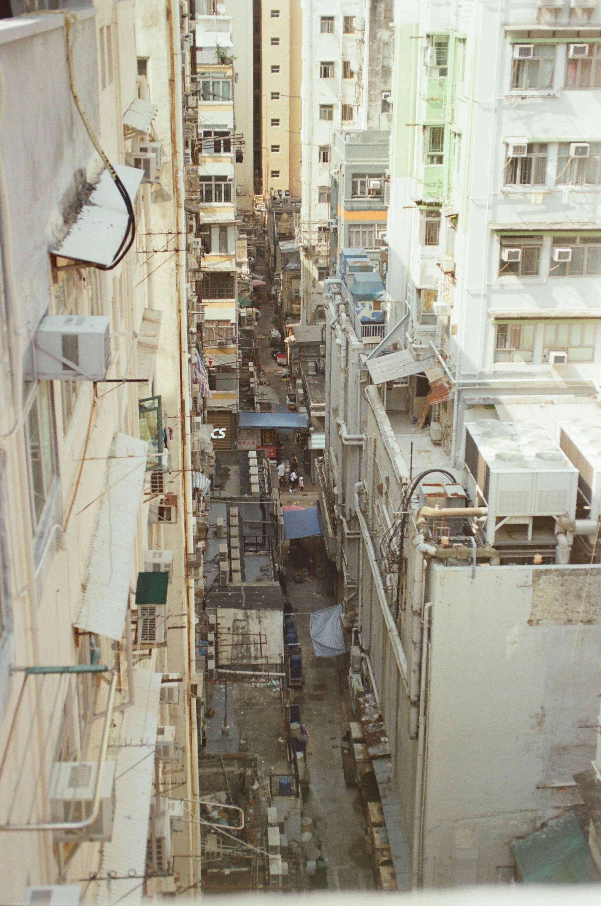 高層住宅に挟まれた狭い路地の街並み