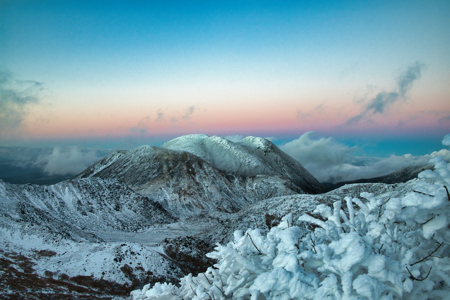 被雪覆蓋的山脈和漸變藍天