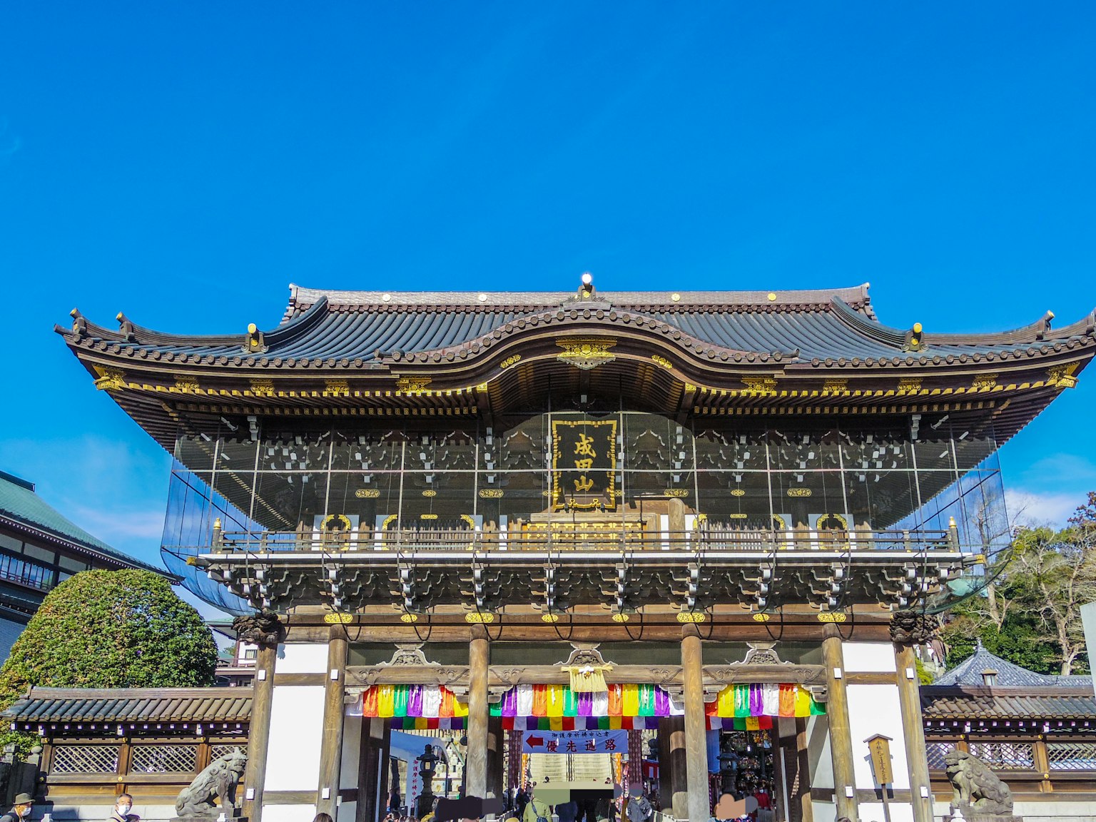 Japanischer Tempeltor mit bunten Dekorationen unter klarem blauen Himmel