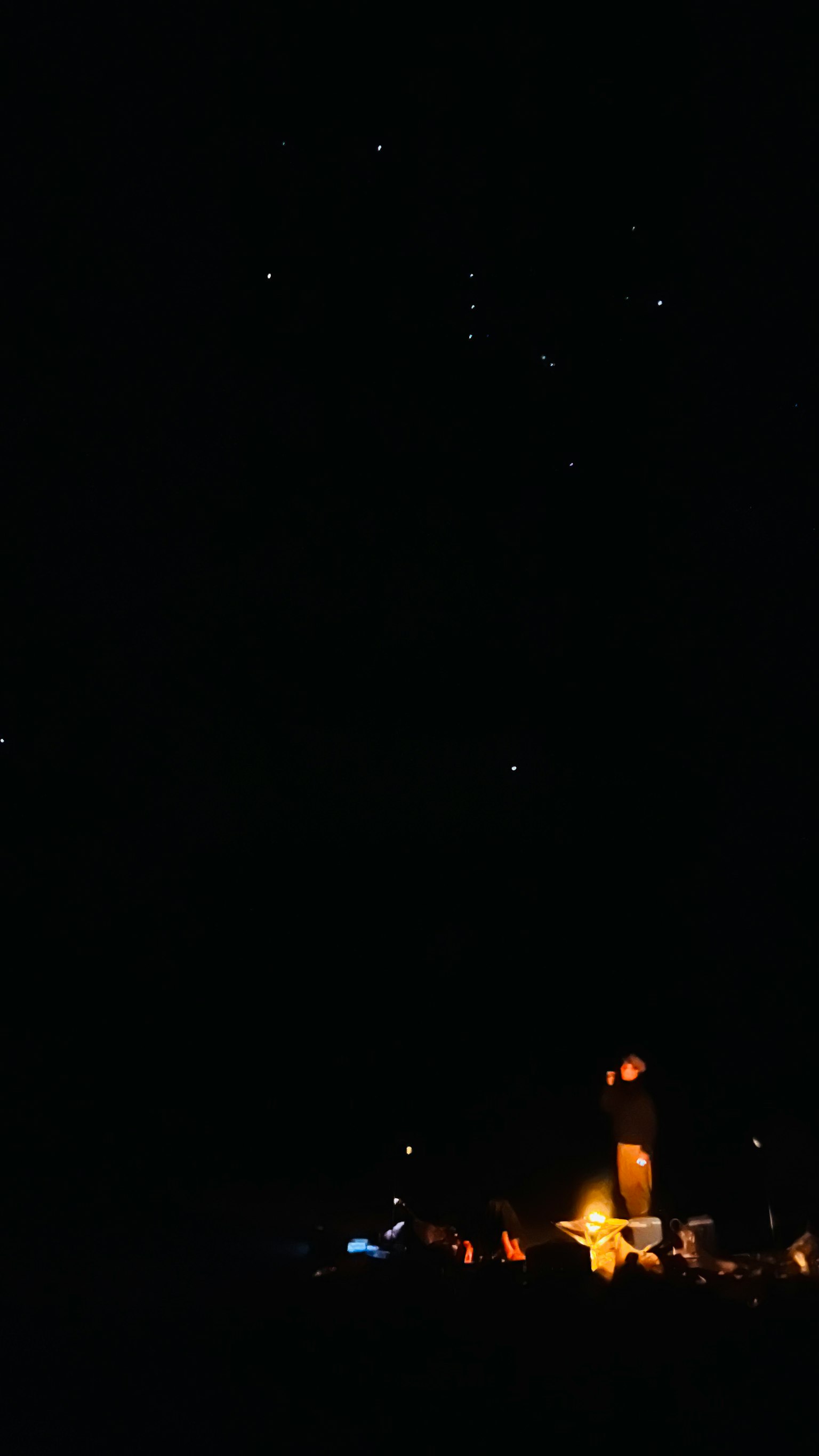 煙火照亮夜空，篝火閃耀