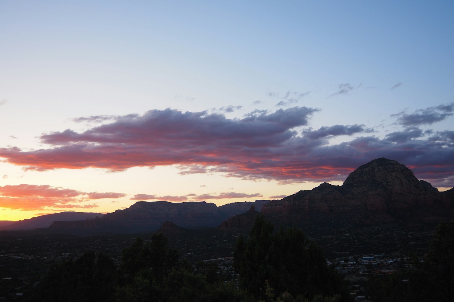 Matahari terbenam di Sedona dengan siluet gunung