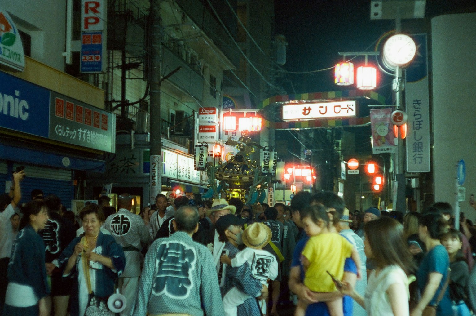 夜晚熙熙攘攘的街道上的人群和灯笼
