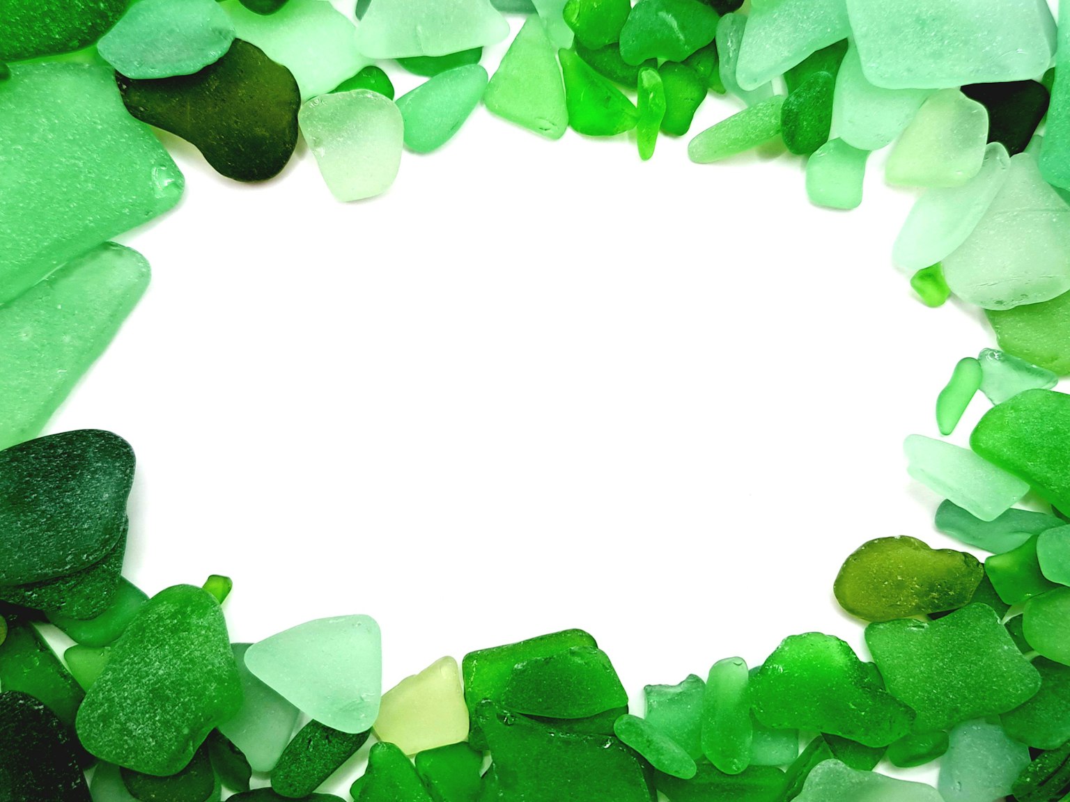 Image avec des fragments de verre vert entourant un espace vide
