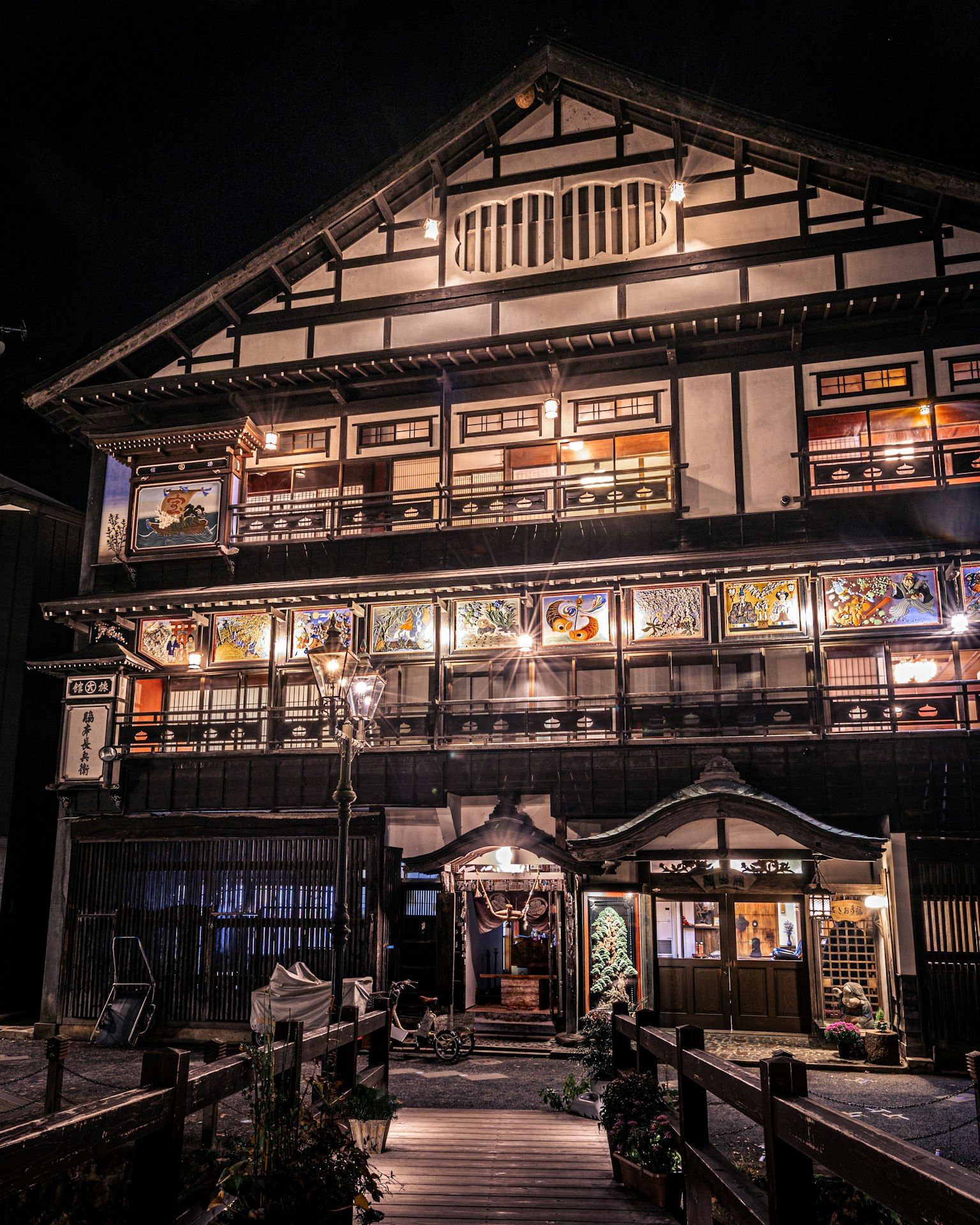 夜间传统日本旅馆外观 照明窗户和木阳台