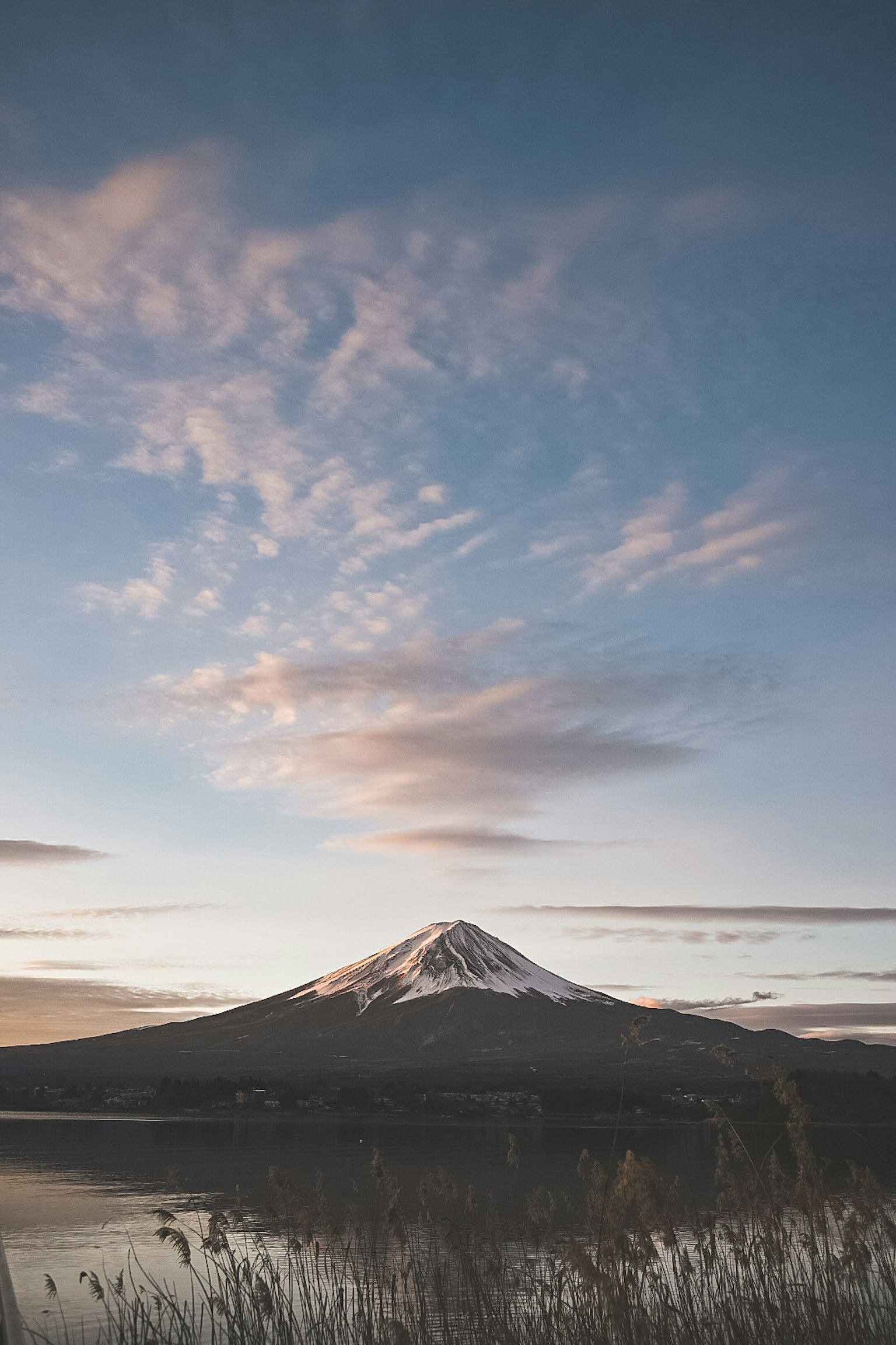 Vista panoramica del monte Fuji con nuvole nel cielo