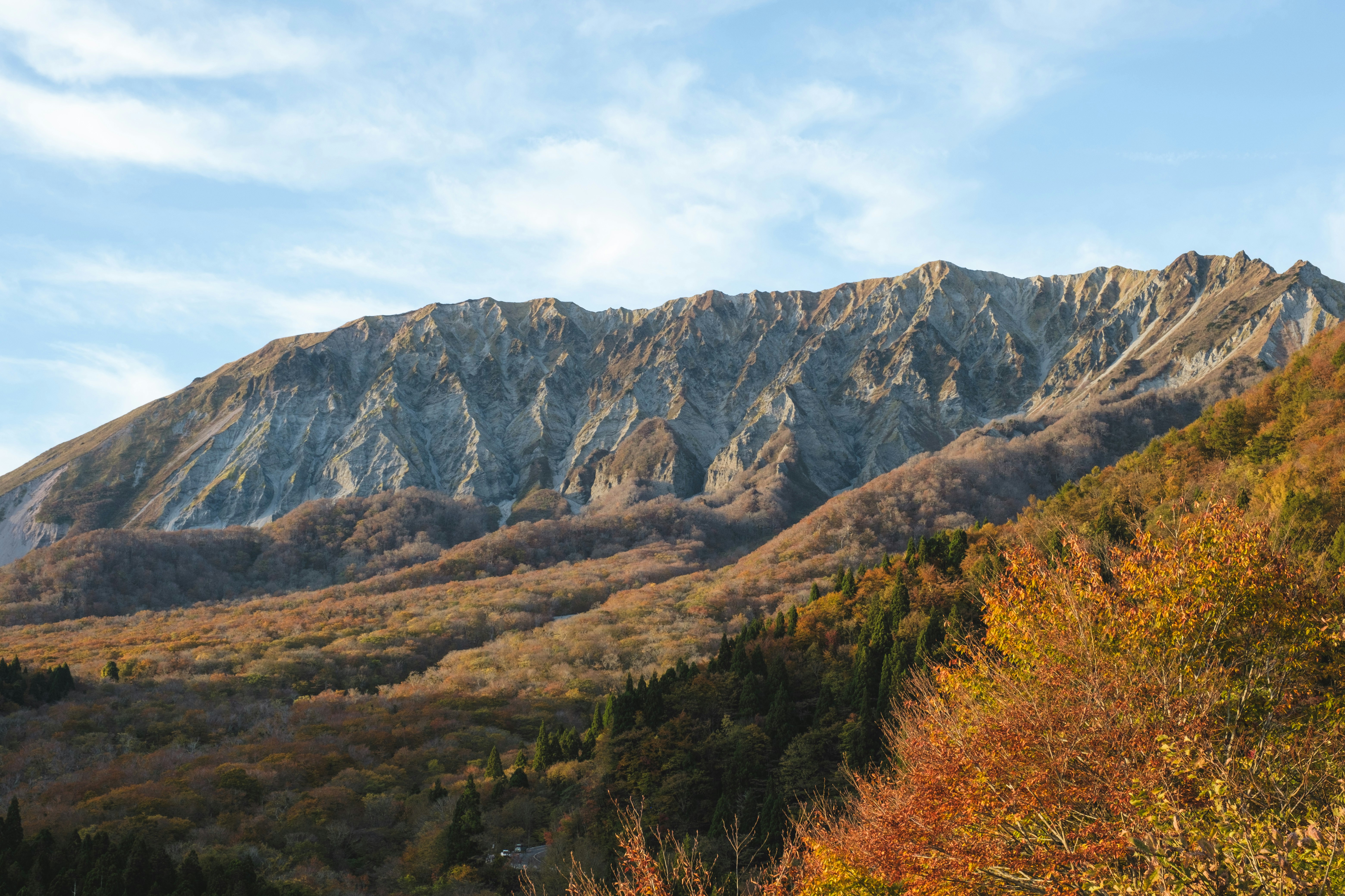paysage de montagnes en automne sous un ciel bleu