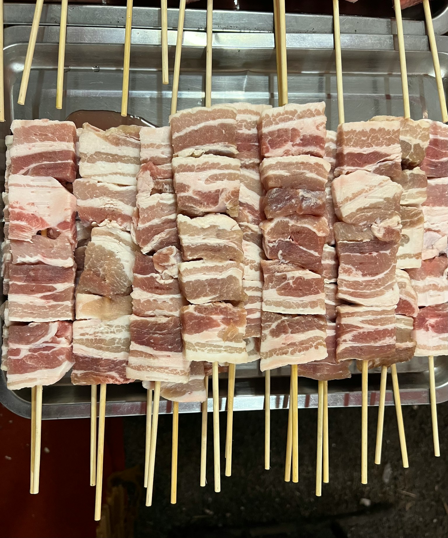 Brochetas de carne en capas dispuestas ordenadamente