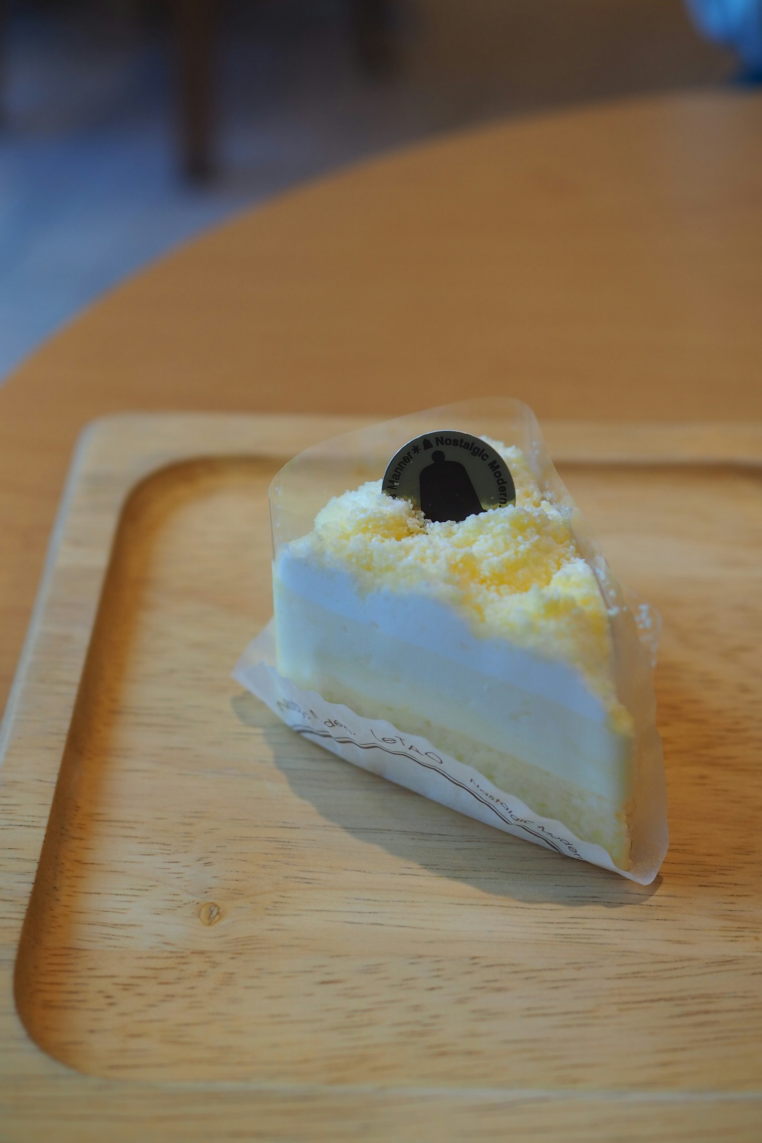 Tranche de gâteau en couches avec de la crème blanche et un topping en chocolat noir