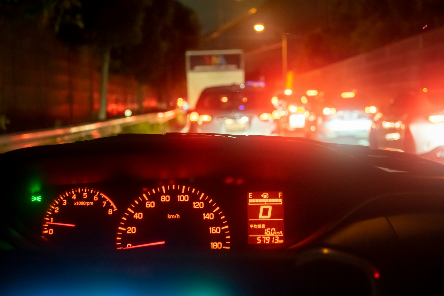 夜間交通堵塞中汽車儀表板顯示