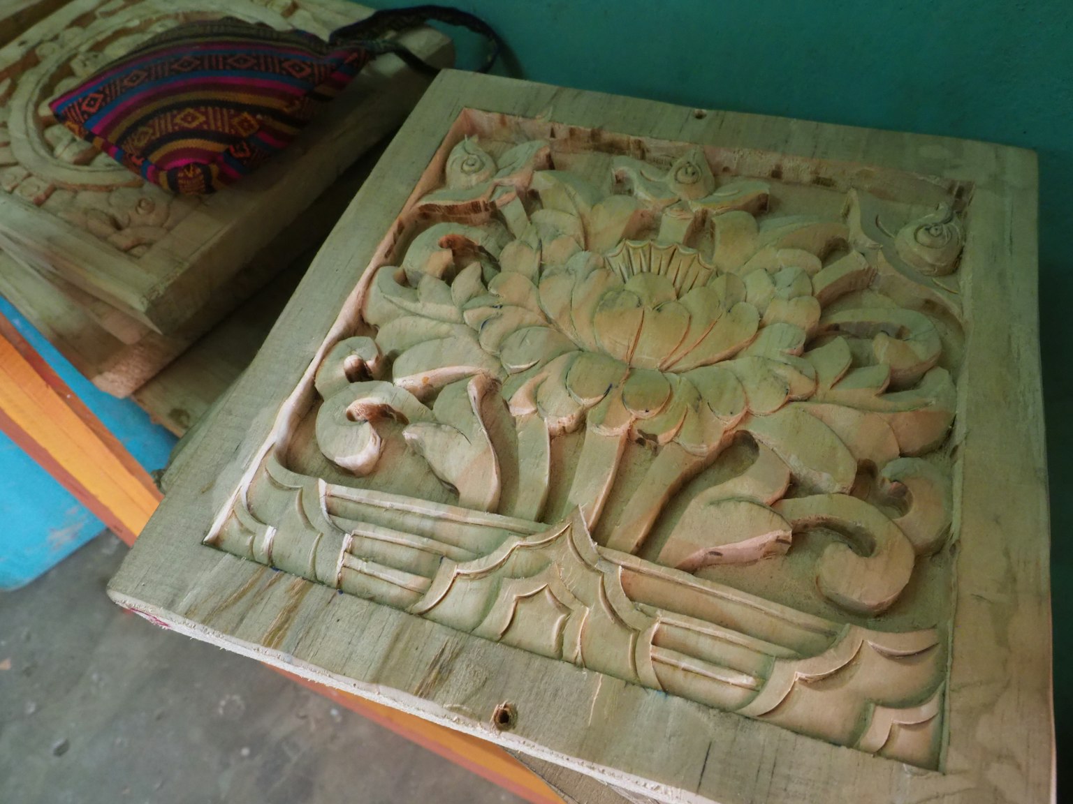 Panneau en bois sculpté avec un motif floral complexe
