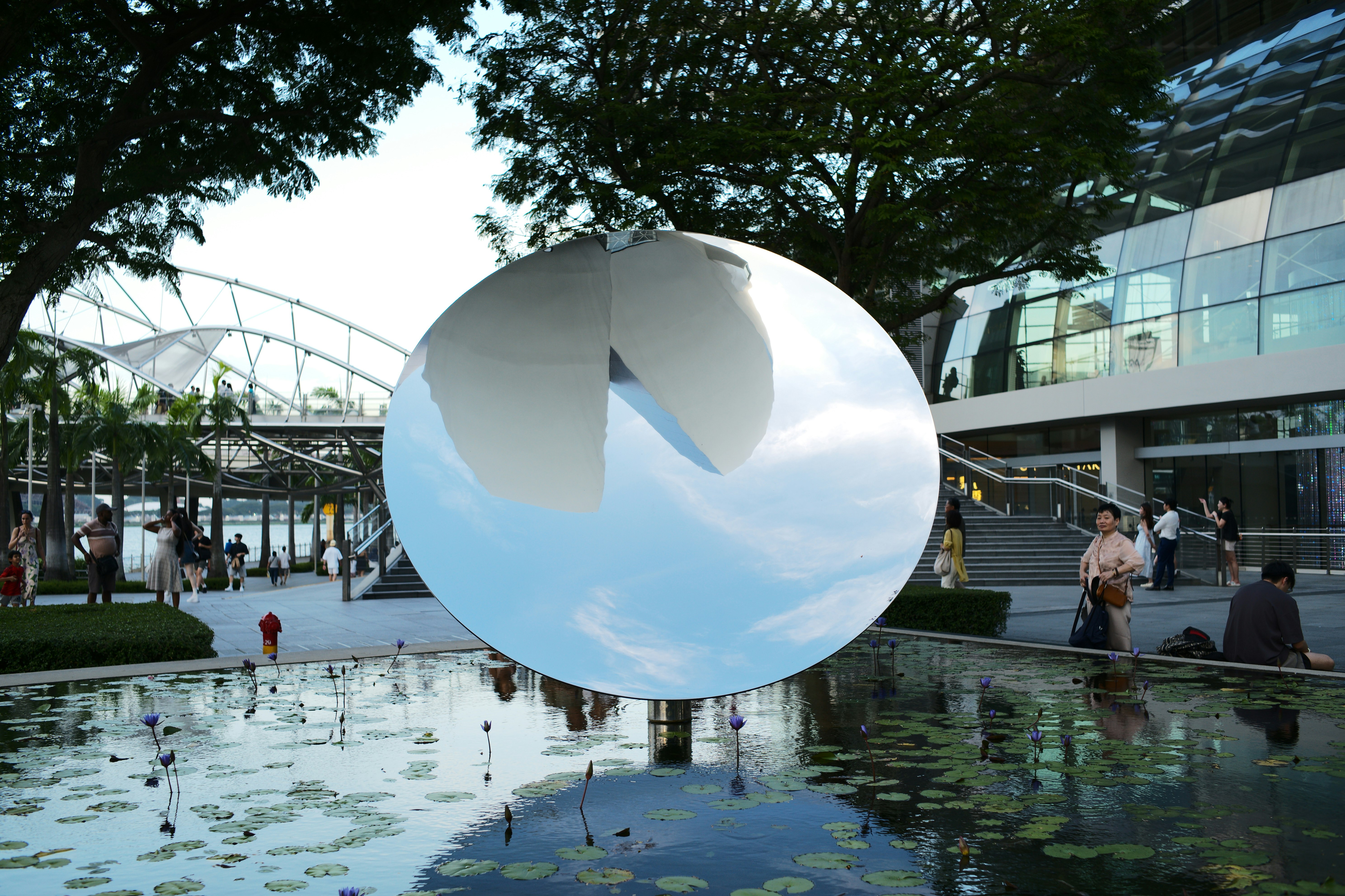 水辺の反射のある大きな白い球体アート