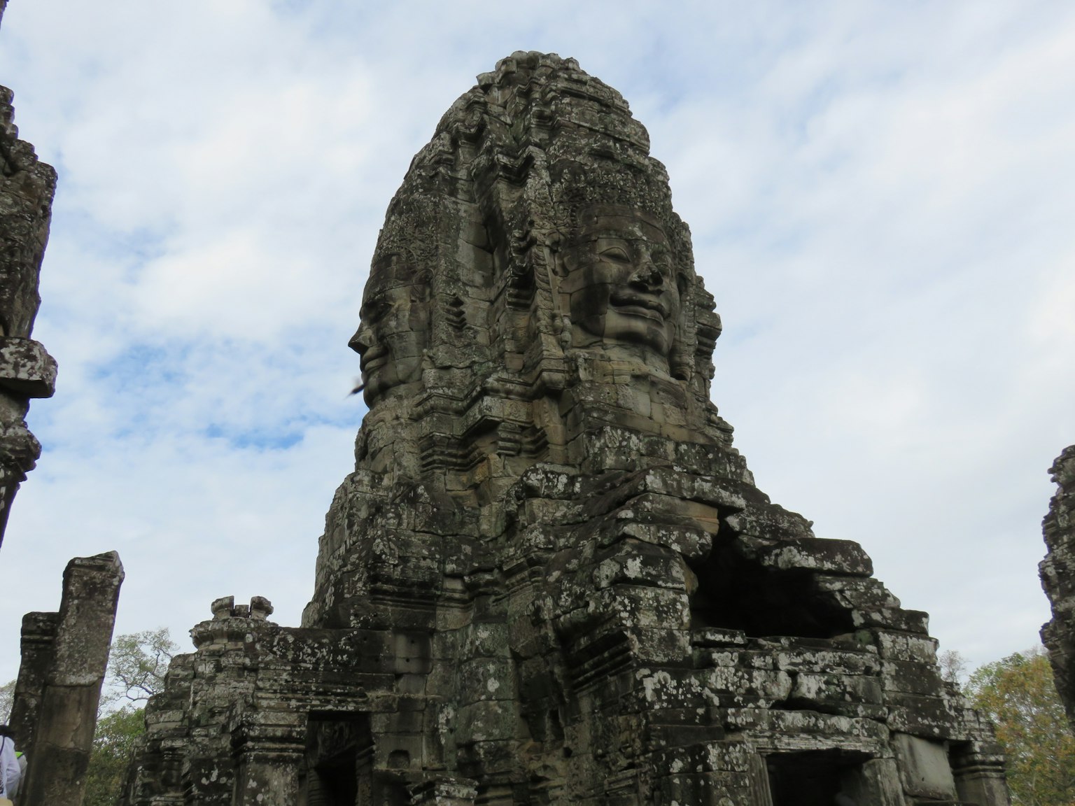 Grande faccia di pietra del tempio Bayon ad Angkor Thom