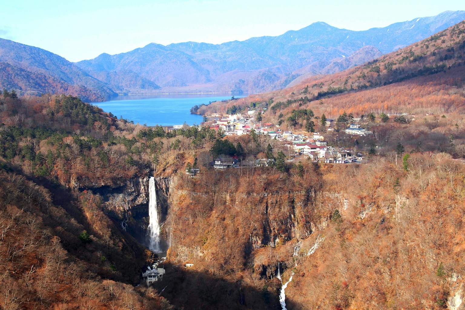 秋天的山脉、瀑布和湖泊的美丽景色