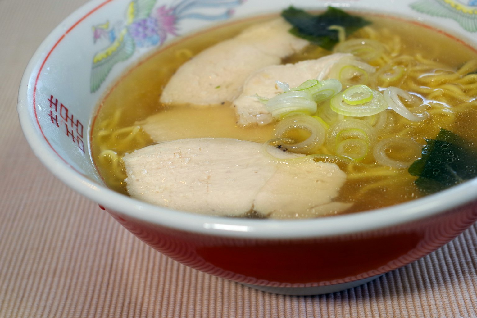 Súp ramen có thịt gà và hành lá