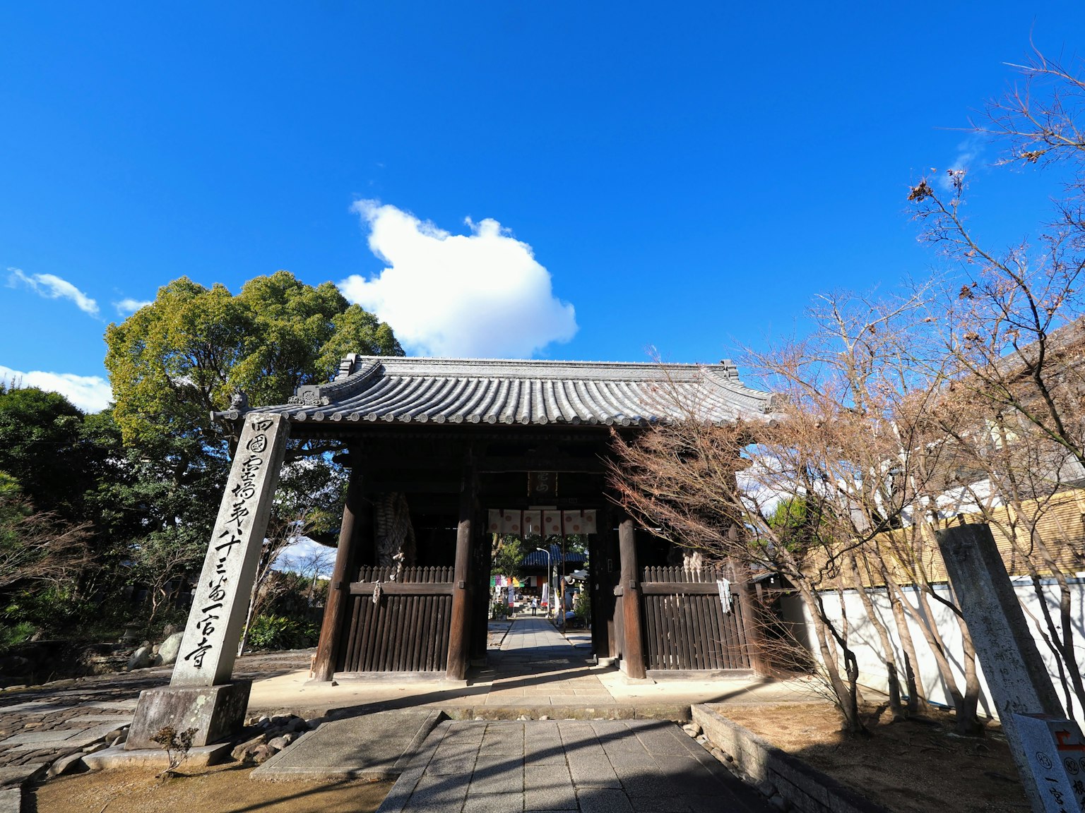 傳統日本門在美麗的藍天和周圍景色下