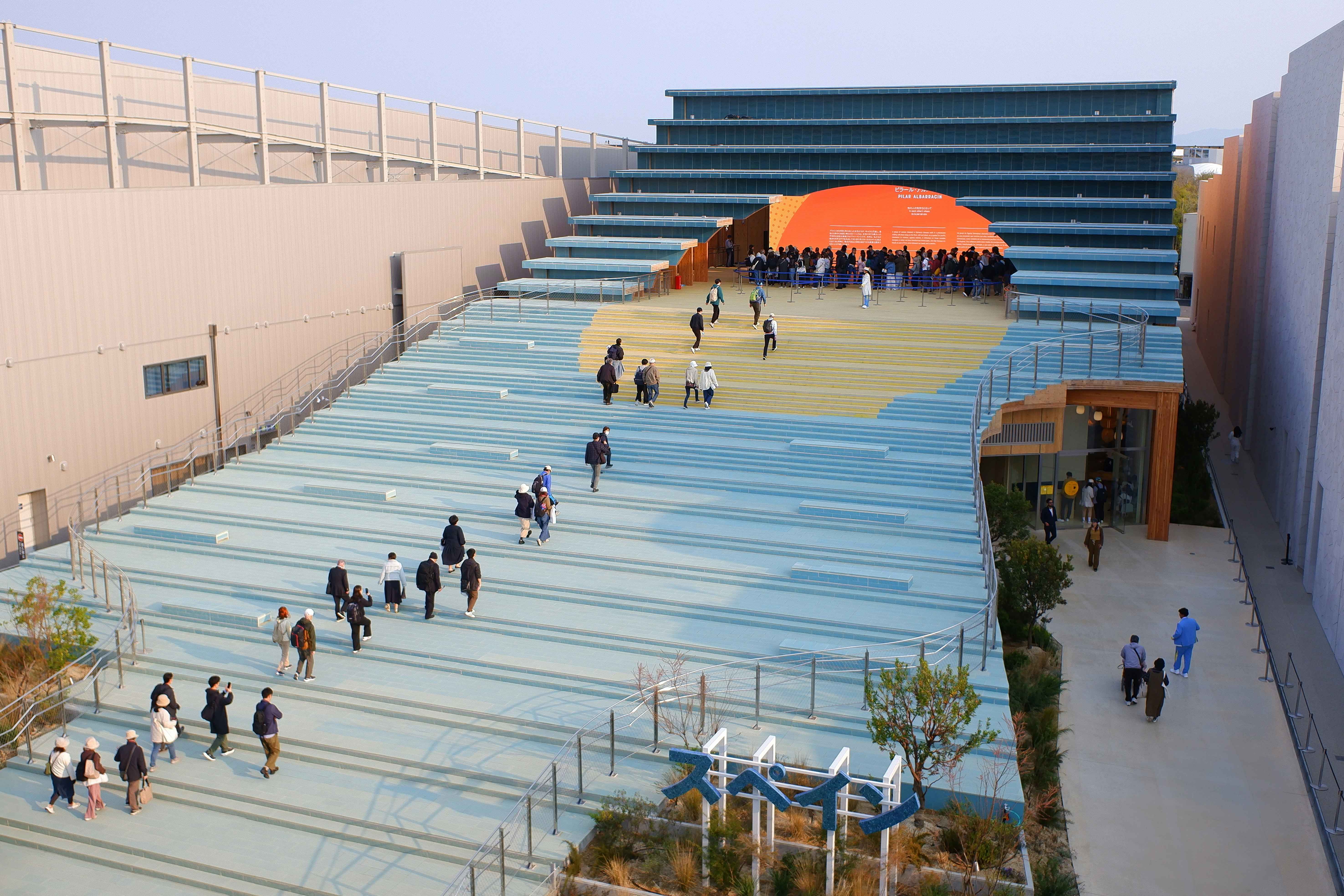「expo 2025」の会場を行き交う人々のある大階段の通路