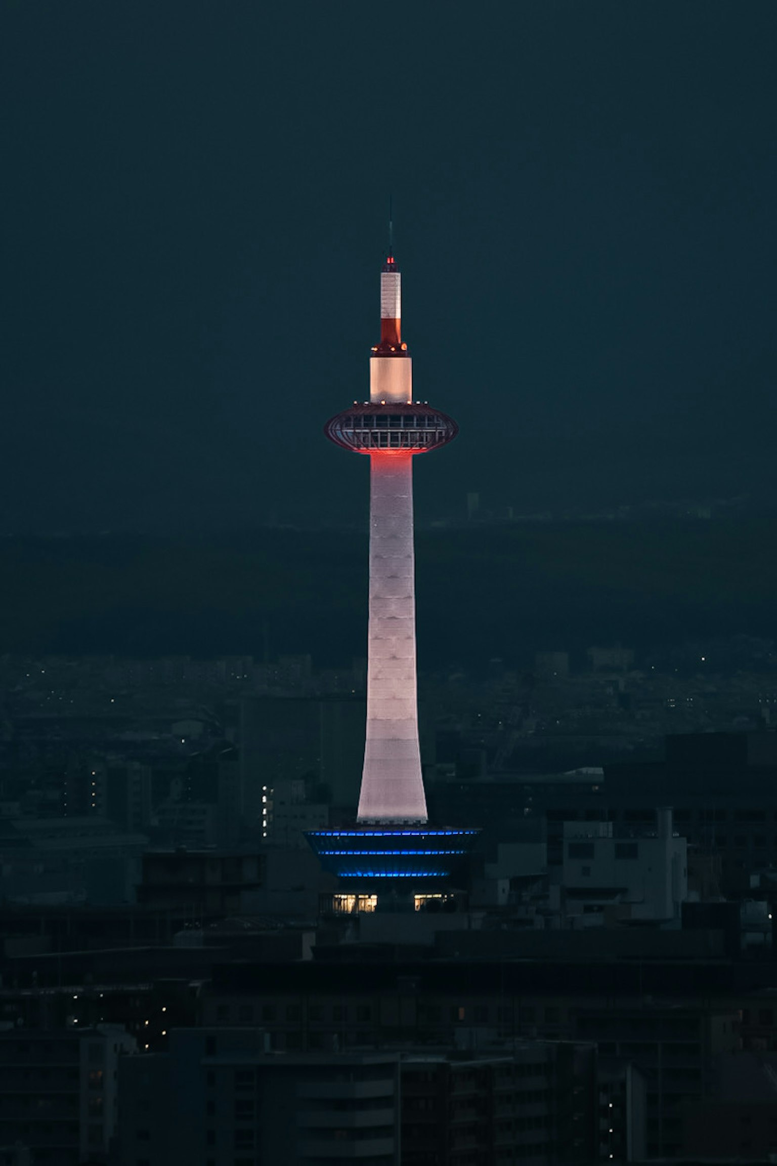 Tour de Kyoto illuminée la nuit avec des lumières colorées