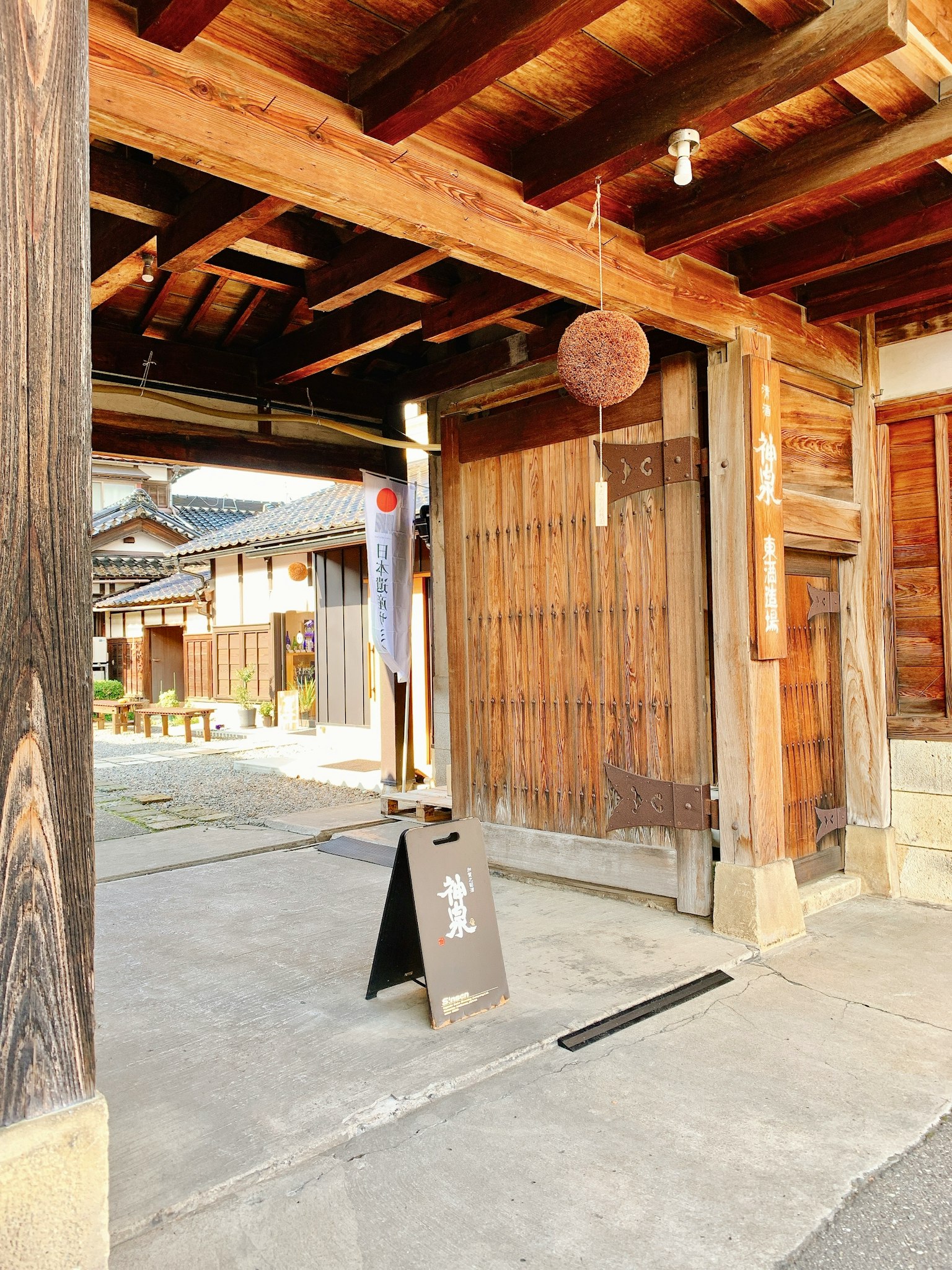 전통 목조 건물의 입구와 목재 문