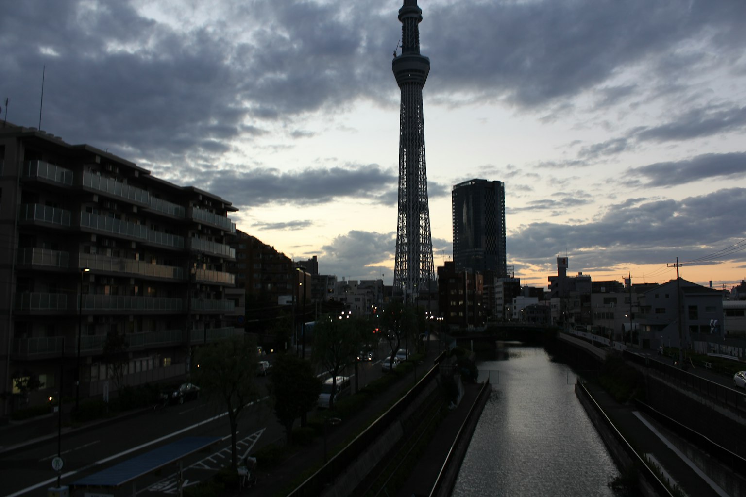 Tokyo Skytree saat senja dengan bangunan sekitar dan sungai