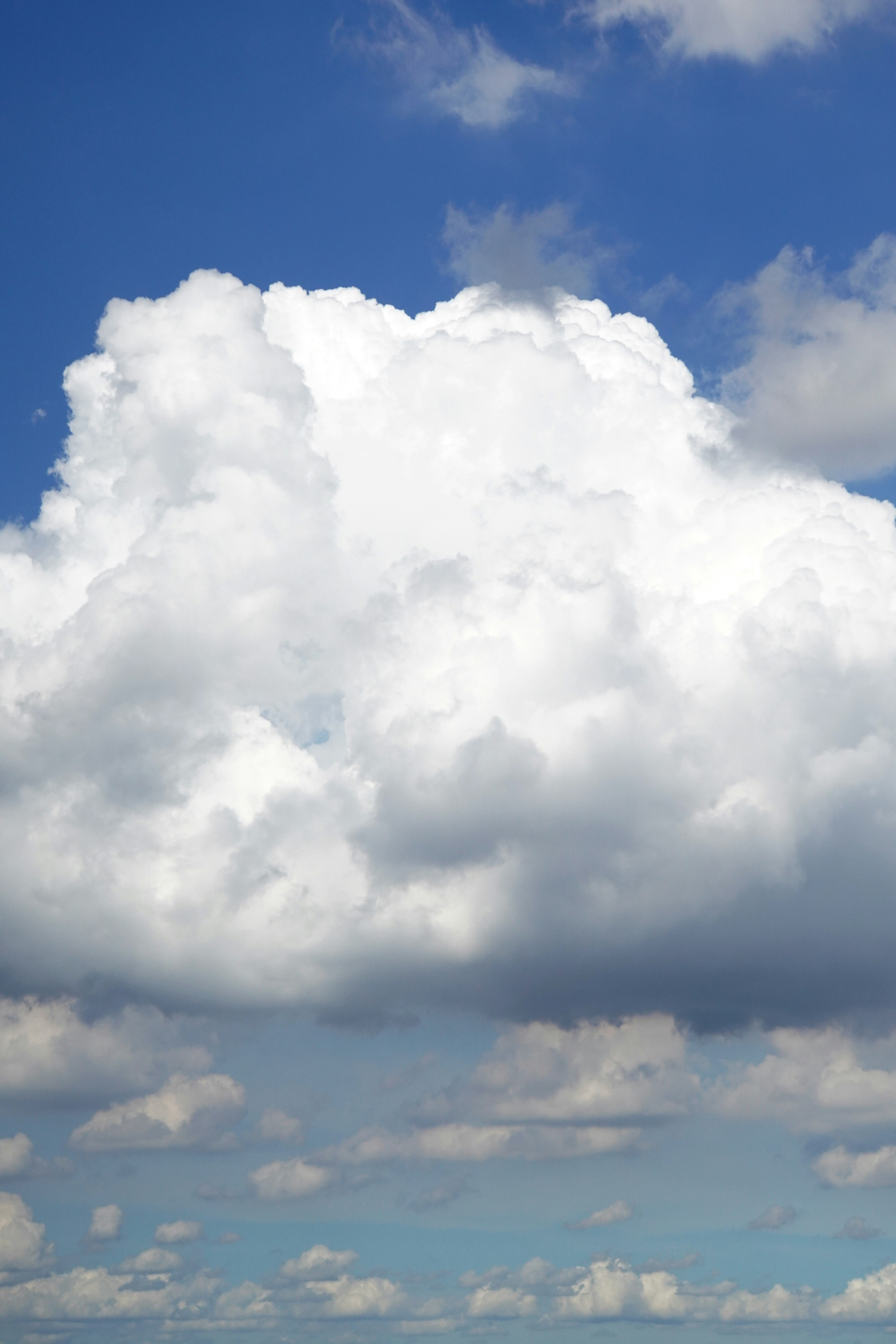 grandes nubes cumulonimbo sobre un cielo azul