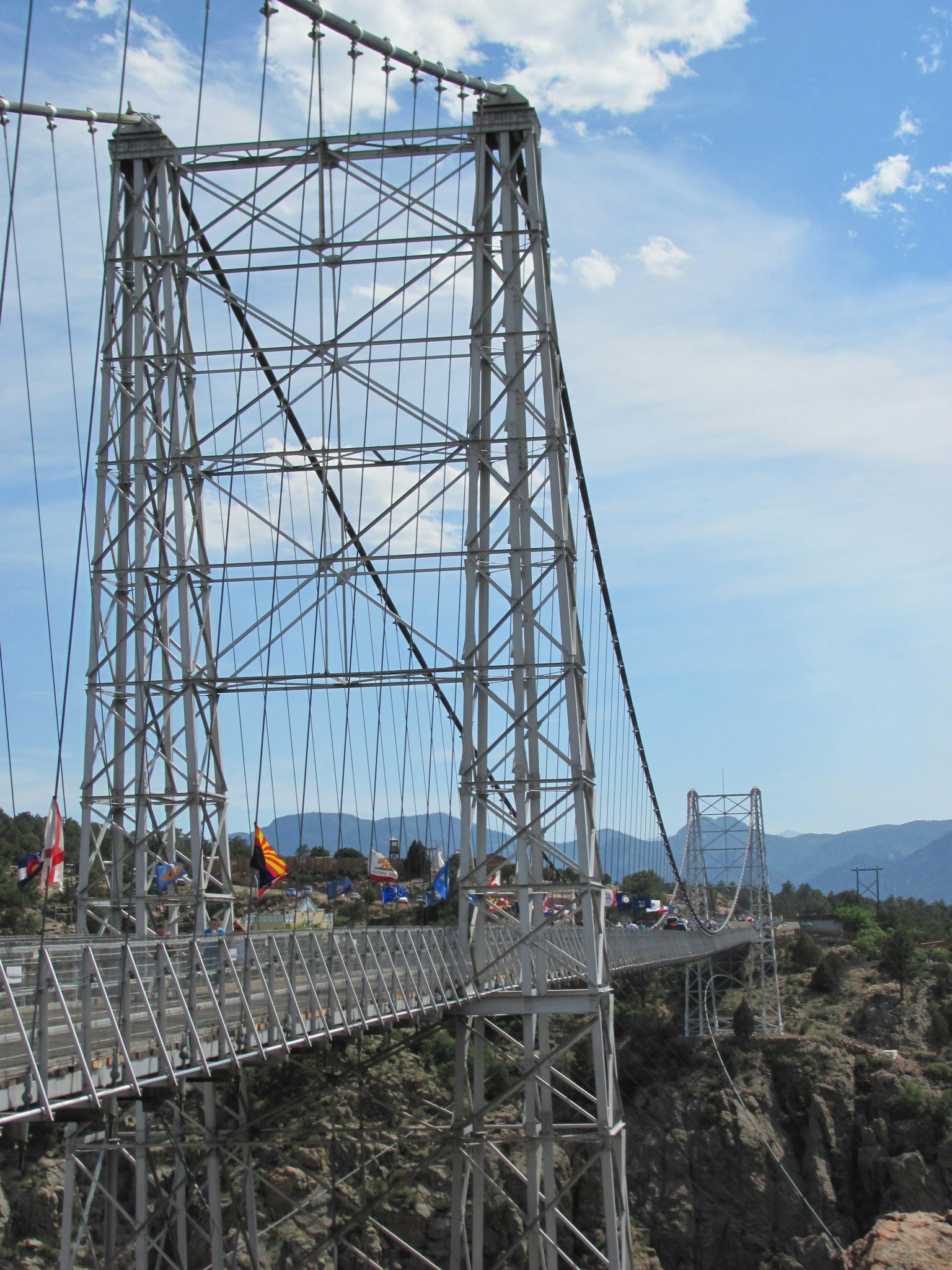 Jembatan gantung dengan latar belakang langit biru