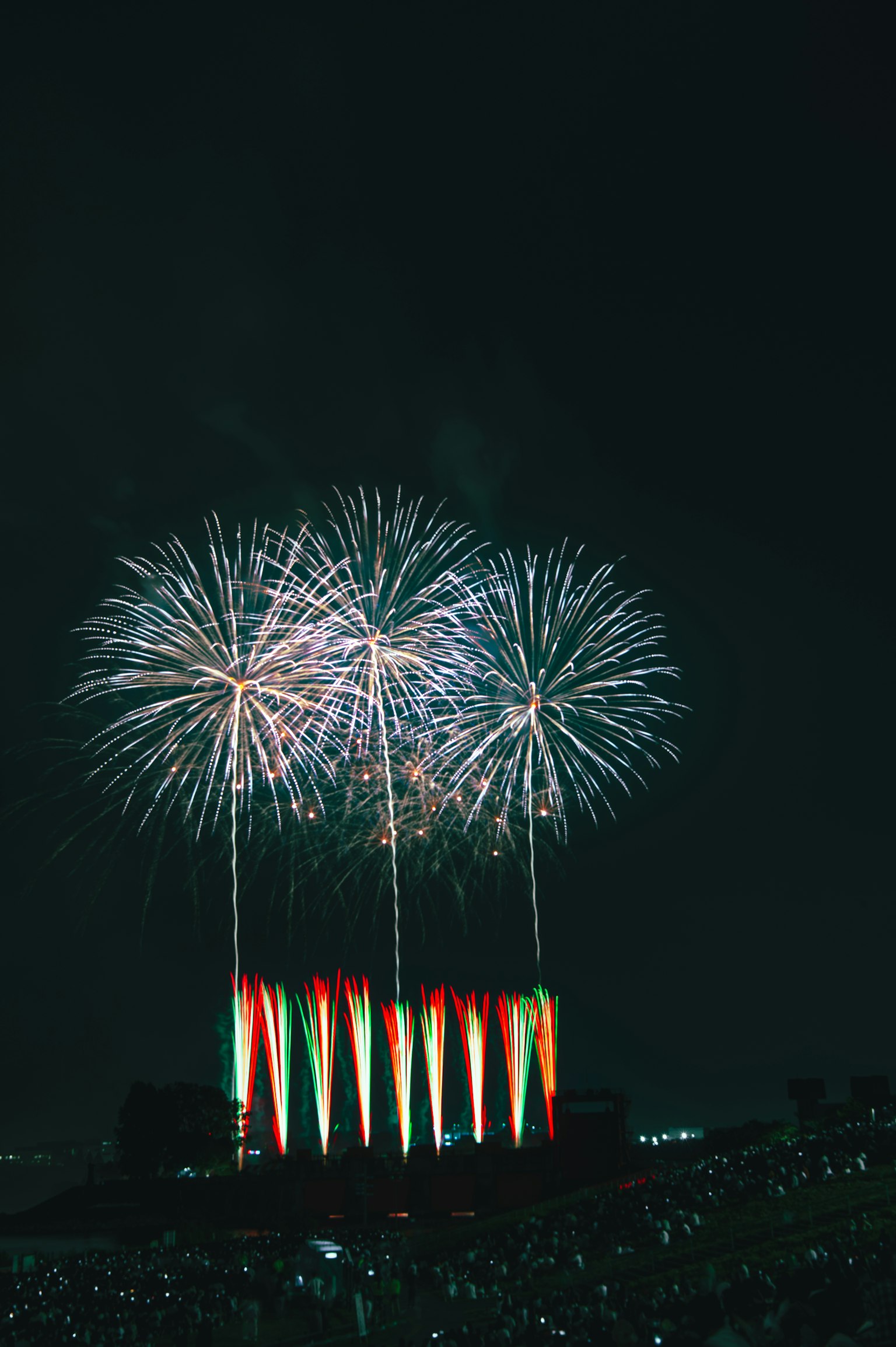 Fuochi d'artificio che esplodono nel cielo notturno con luci colorate