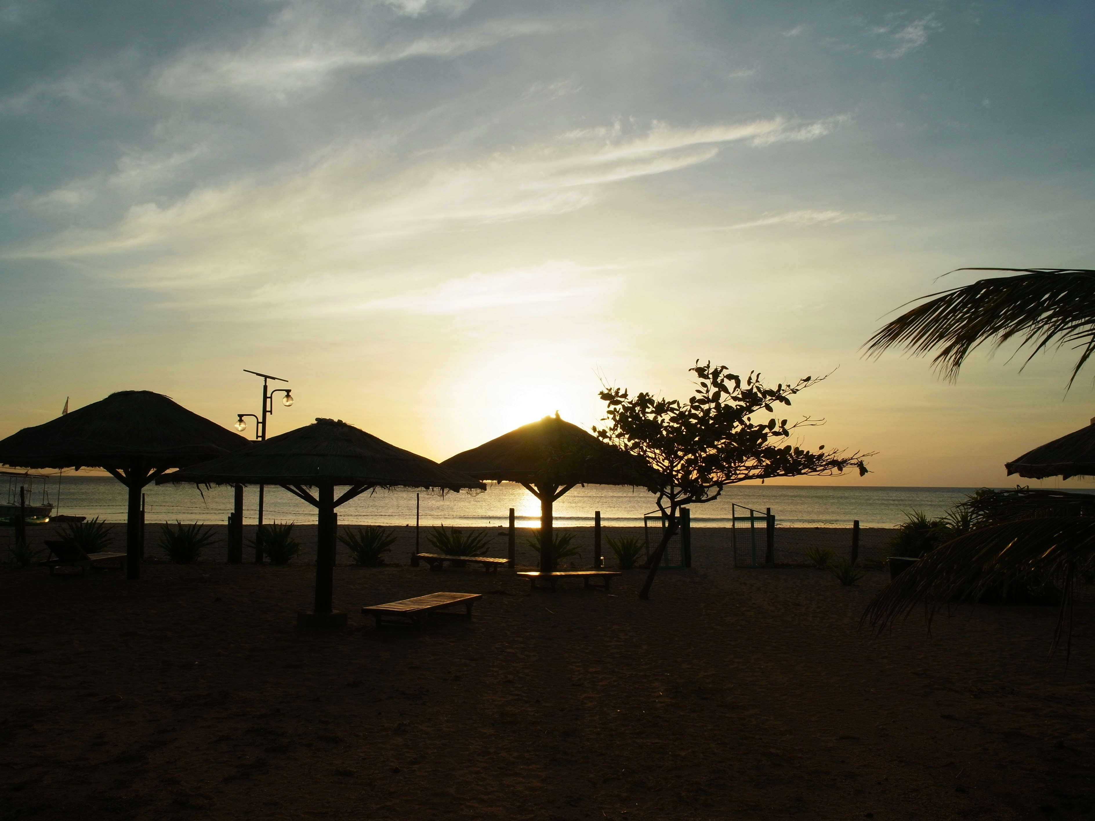 Sonnenaufgang über einem Sandstrand am Meer in Trincomalee, Ostküste von Sri Lanka
