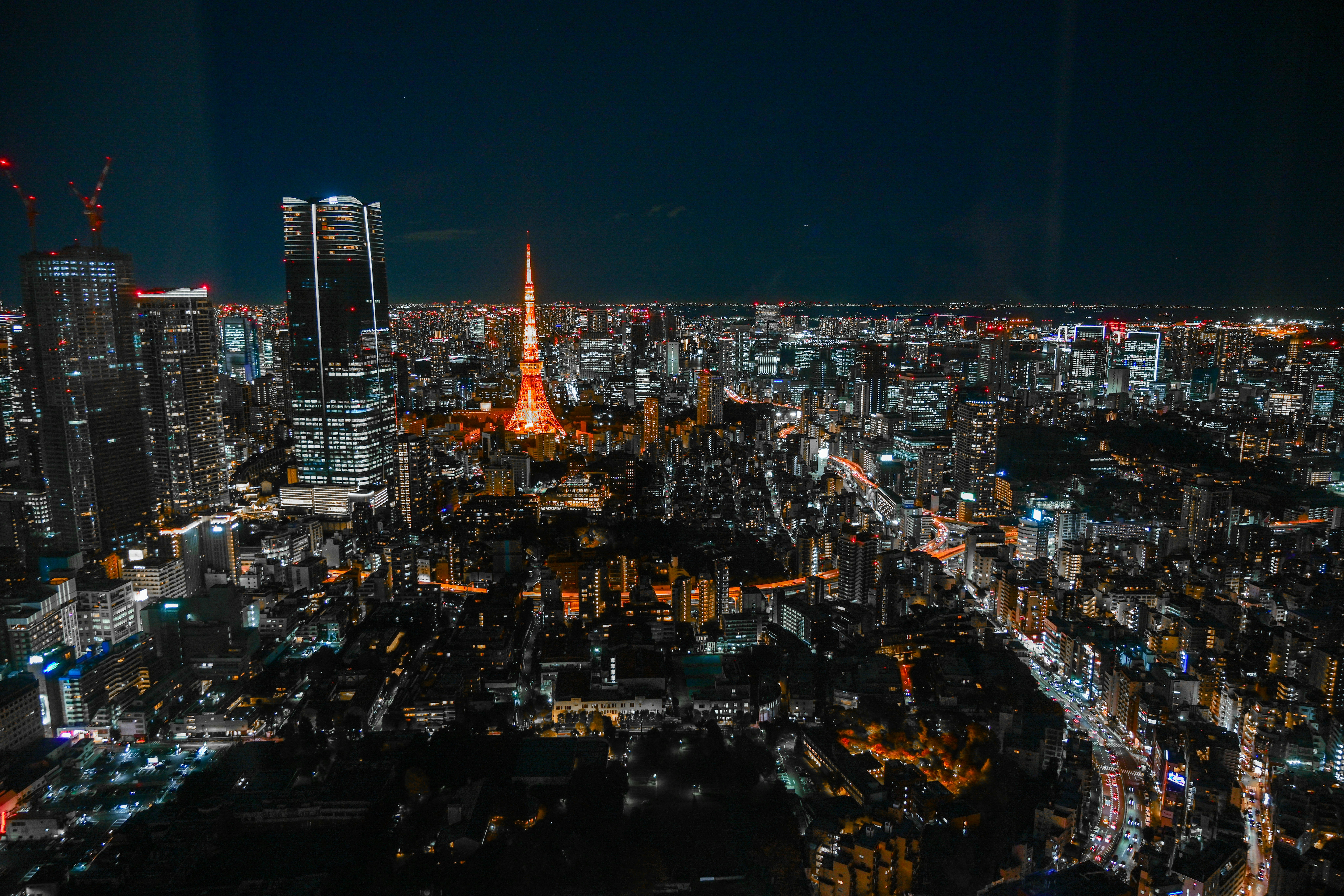夜晚的東京塔與城市天際線全景