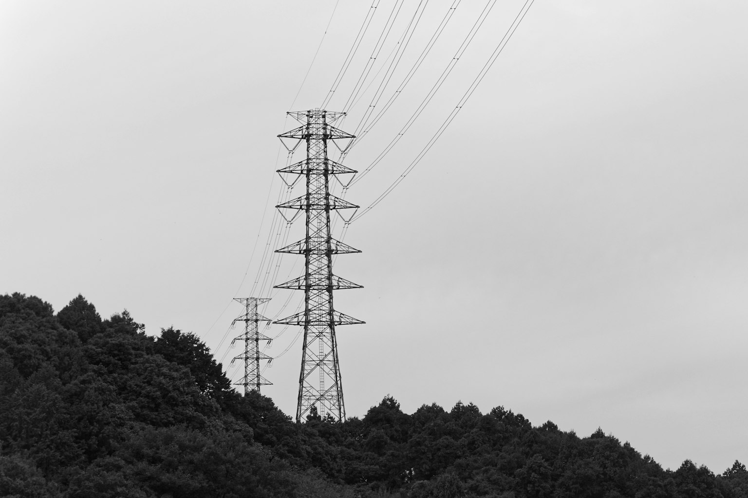 黑白風景中的高壓輸電塔