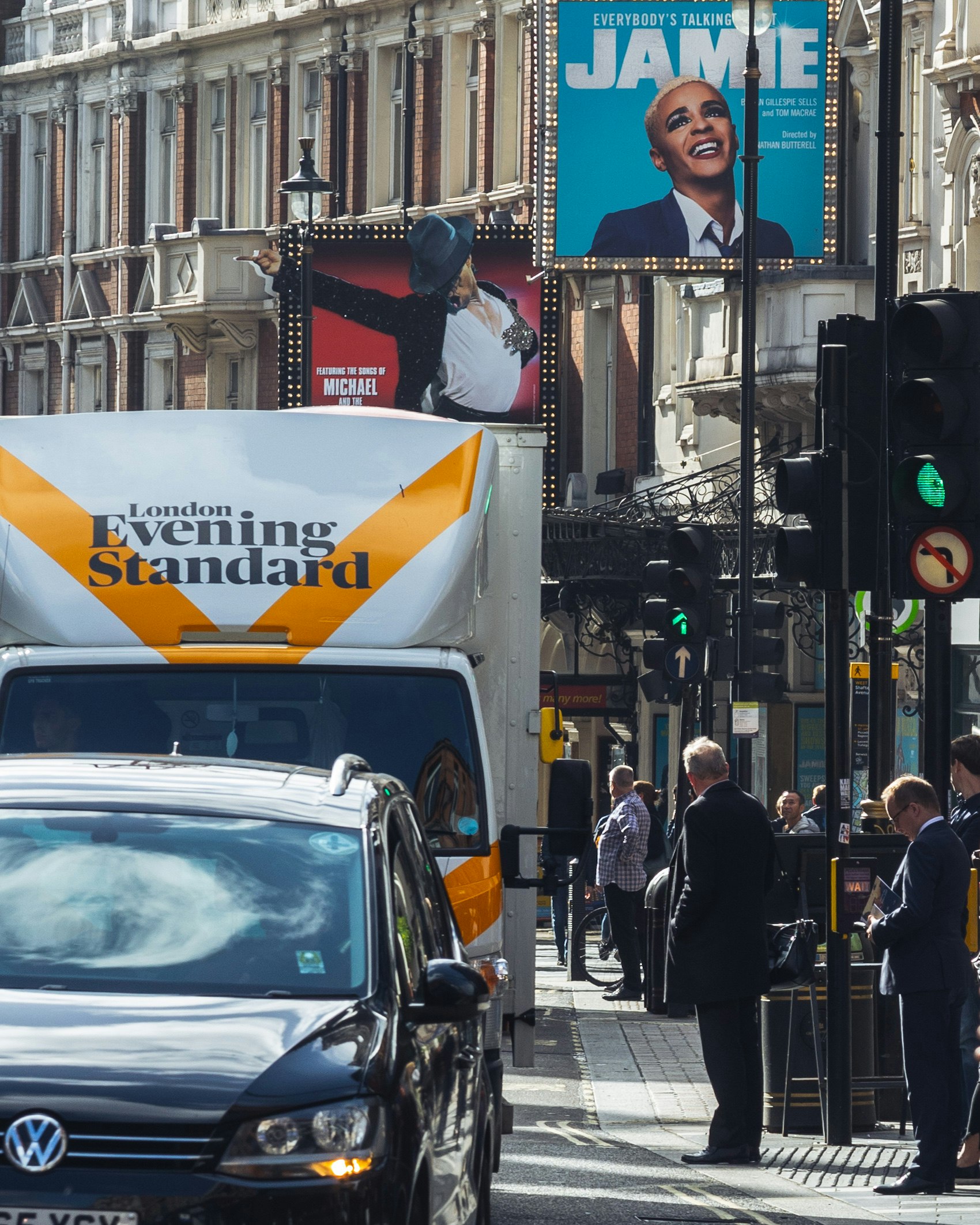 pemandangan jalan di London dengan mobil dan pejalan kaki