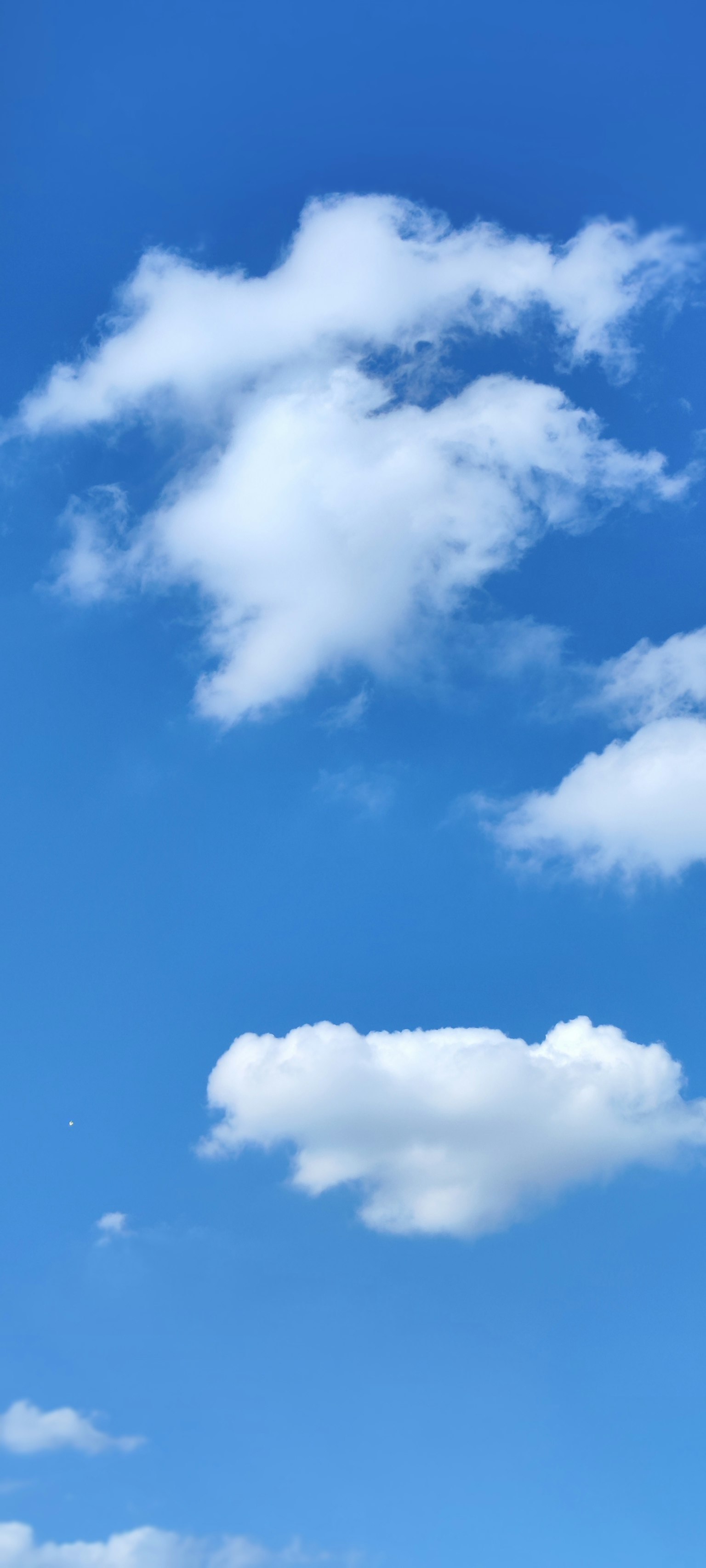 Awan putih melayang di langit biru