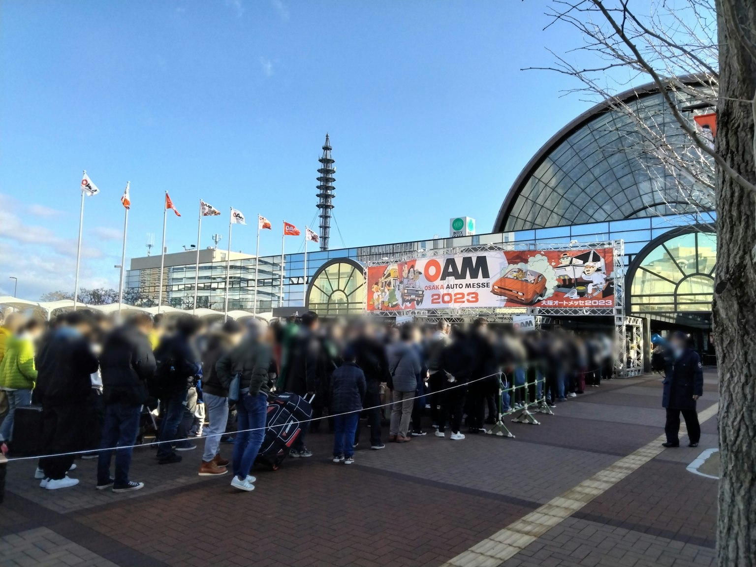 Lunga fila di persone in attesa all'ingresso dell'esposizione