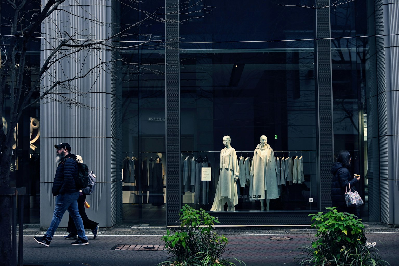 Vitrine élégante avec des mannequins et des piétons passant