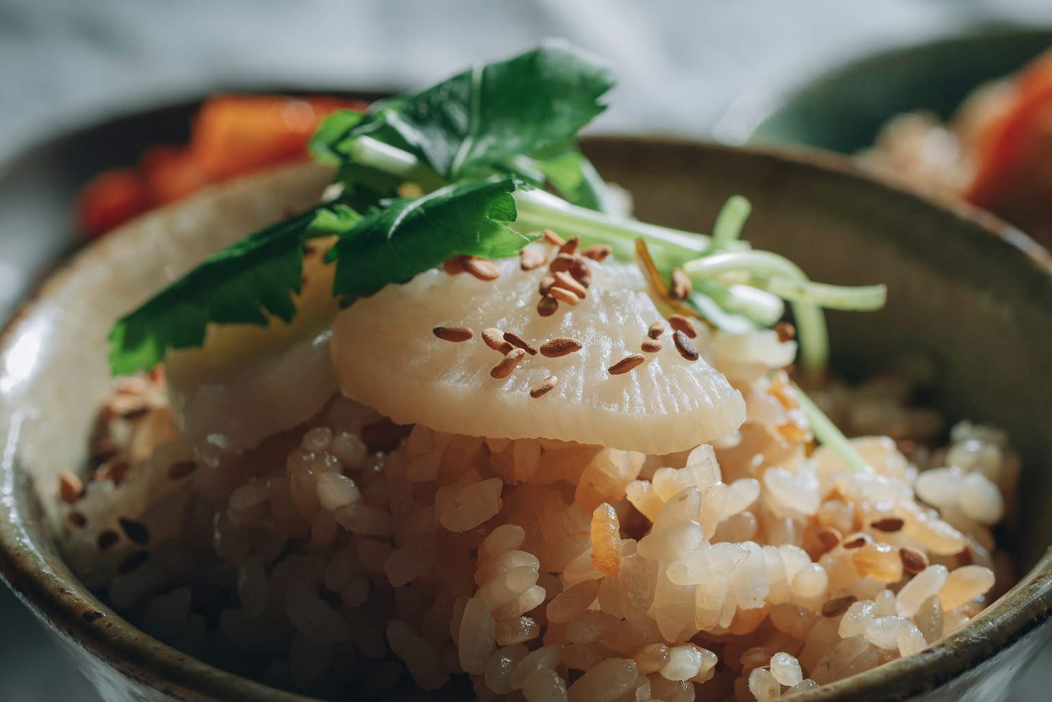 Bol de riz garni d'herbes et de graines