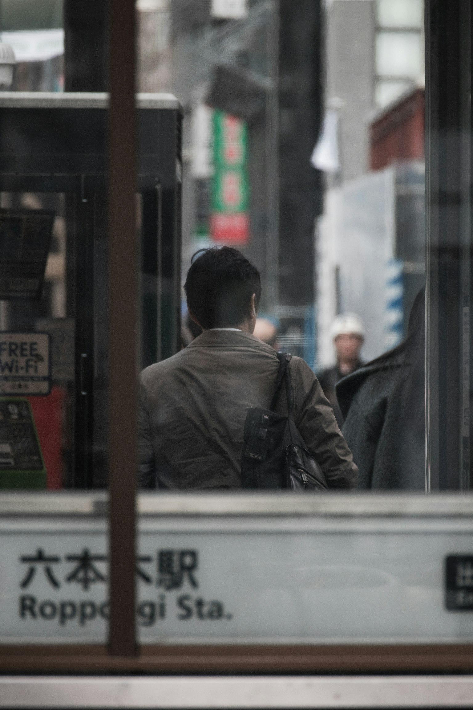 从六本木站出口看到的行人的背影和城市风景