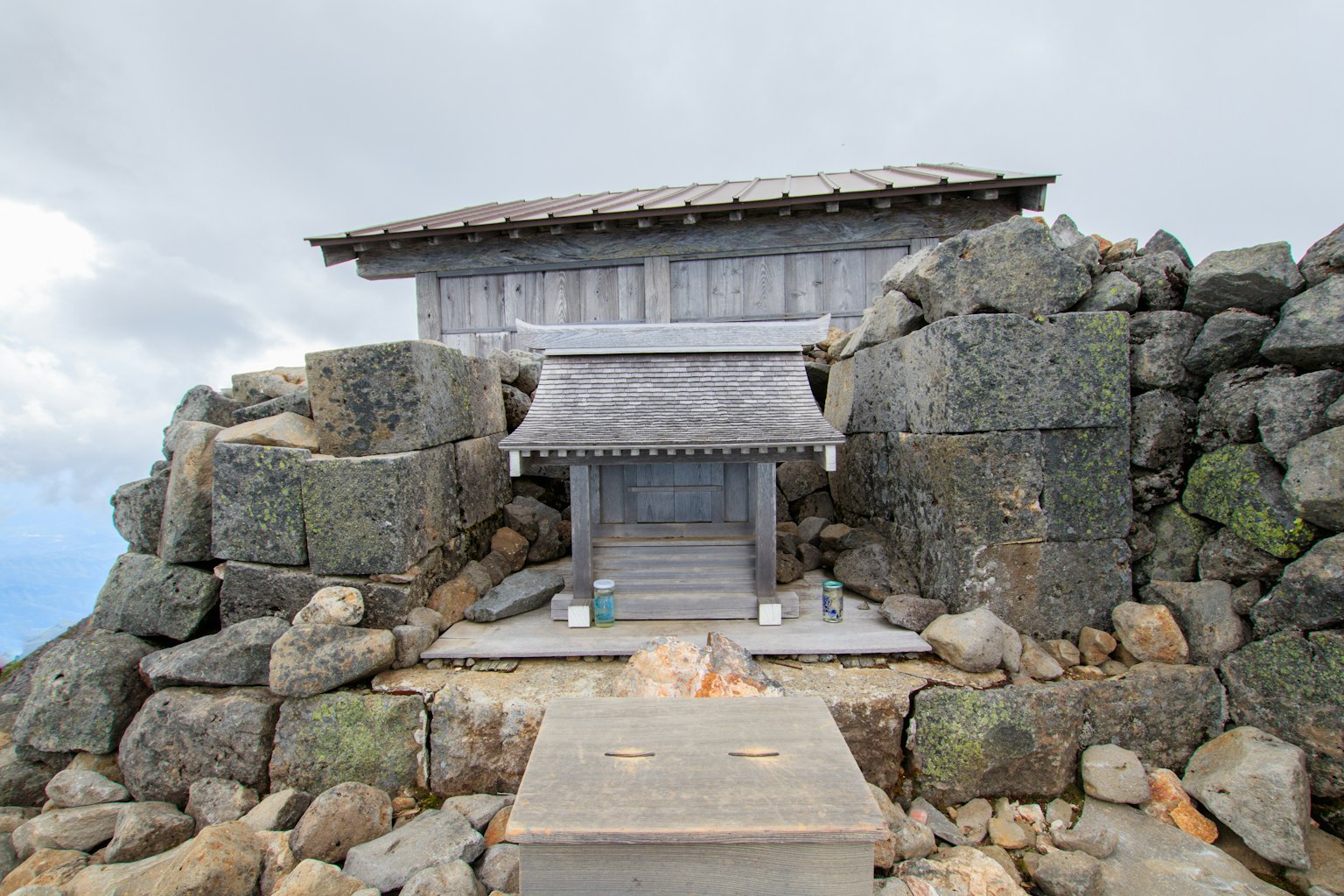 山頂的傳統神社建築被大石頭包圍