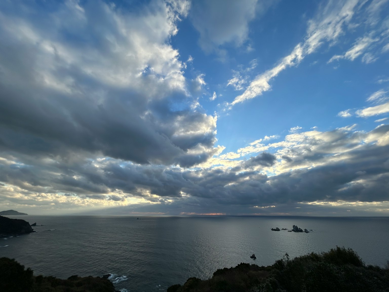 美麗的海洋和天空景觀 藍天中漂浮的雲 晚霞照耀在海面上