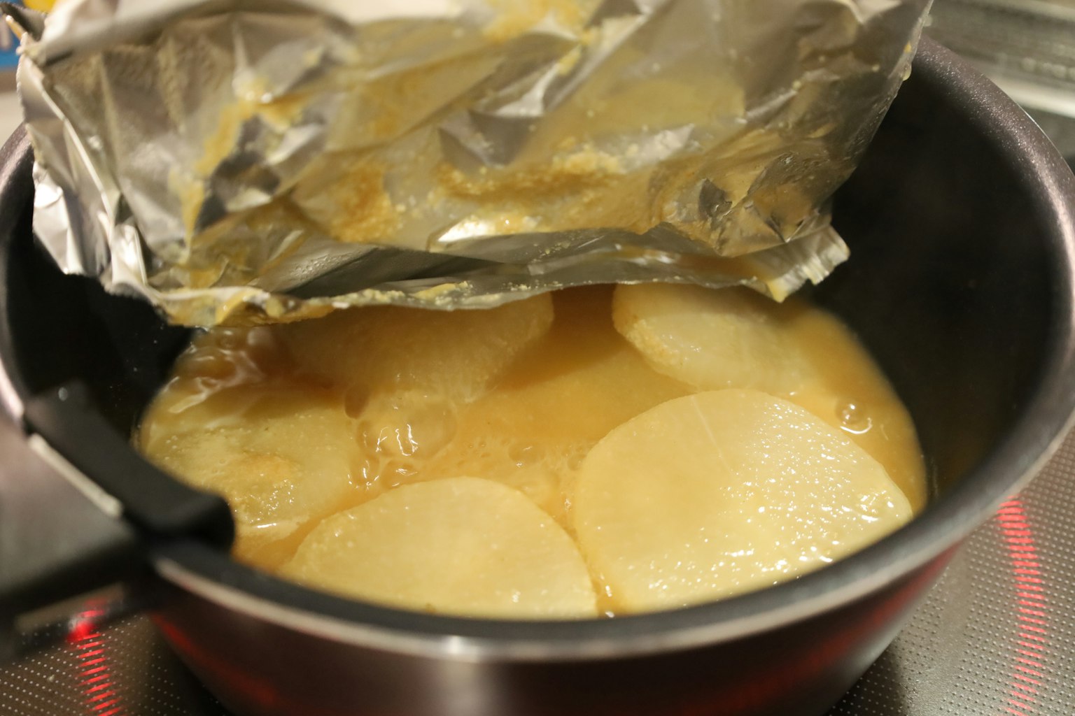 Gambar kentang bulat dalam panci dengan kaldu bening