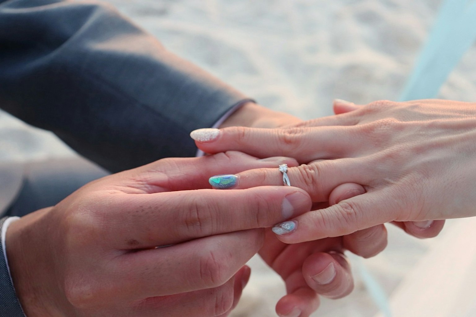 Sepasang kekasih bertukar cincin saat upacara pertunangan