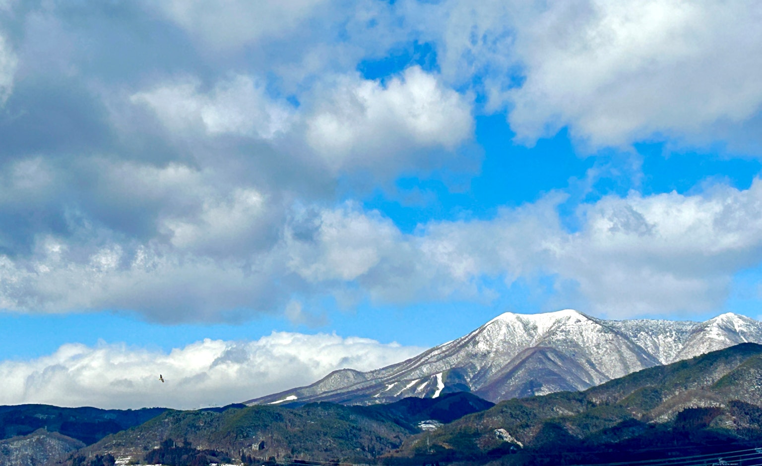 雪山在蓝天下