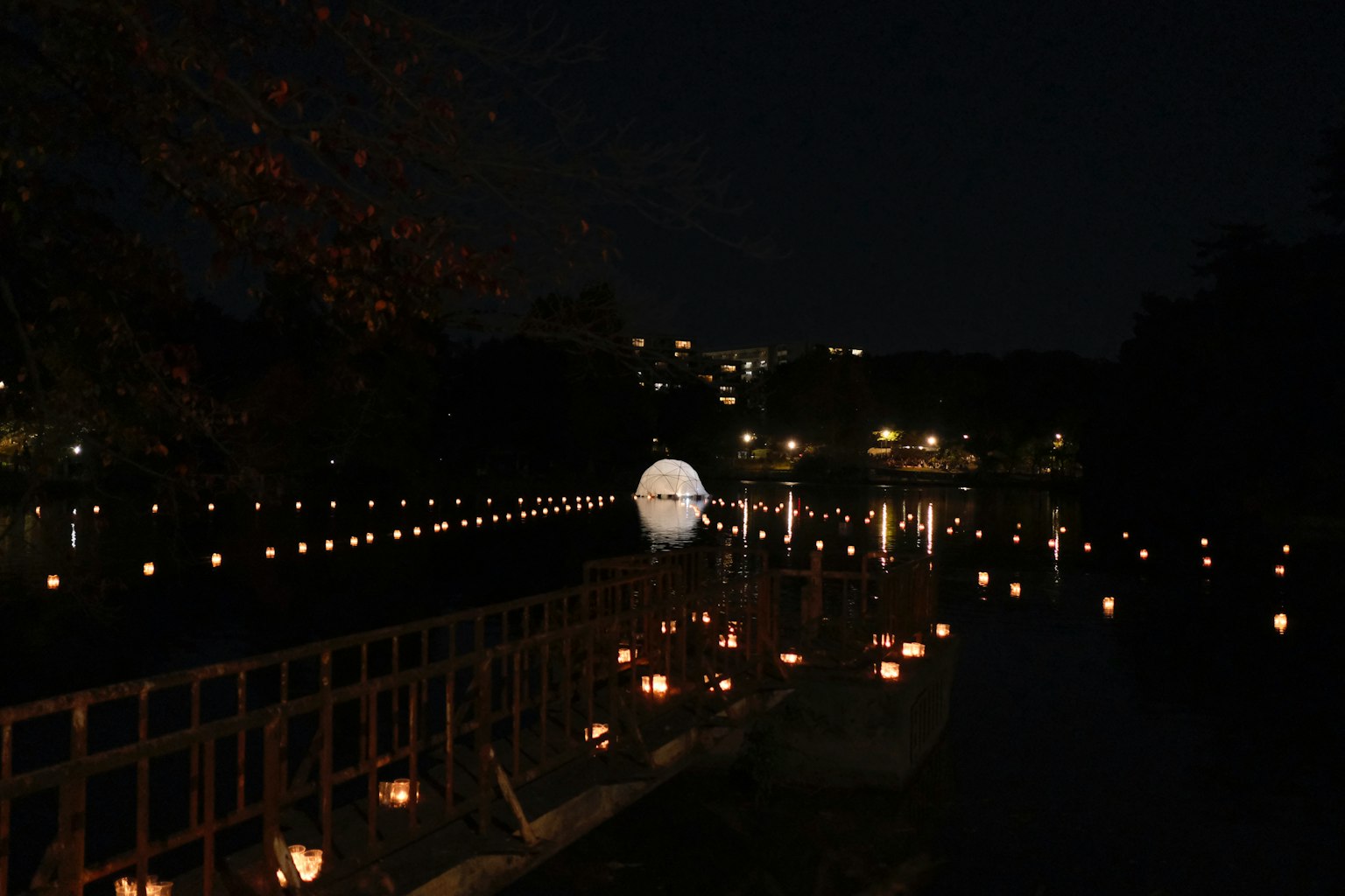 夜晚河上漂浮的灯和灯光的美丽景观