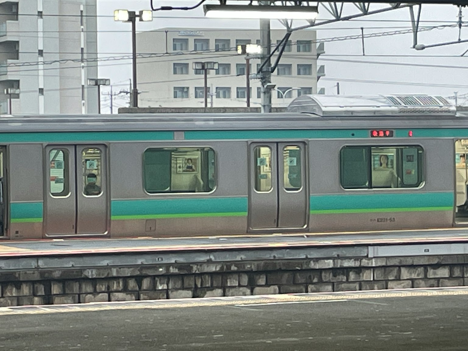 รถไฟที่มีแถบสีเขียวจอดอยู่ที่สถานี