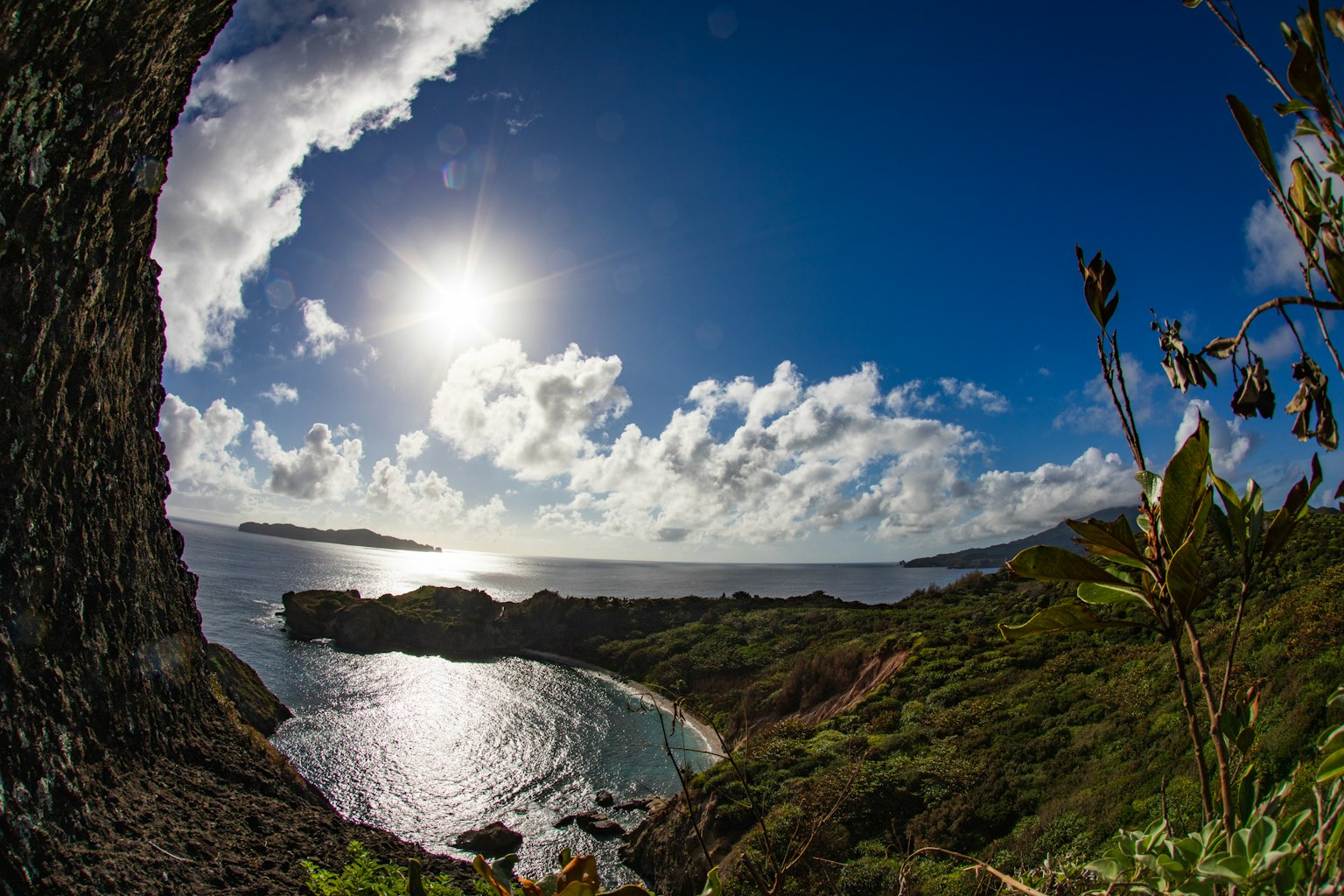 Küstenlandschaft mit blauem Himmel und Wolken Sonne scheint