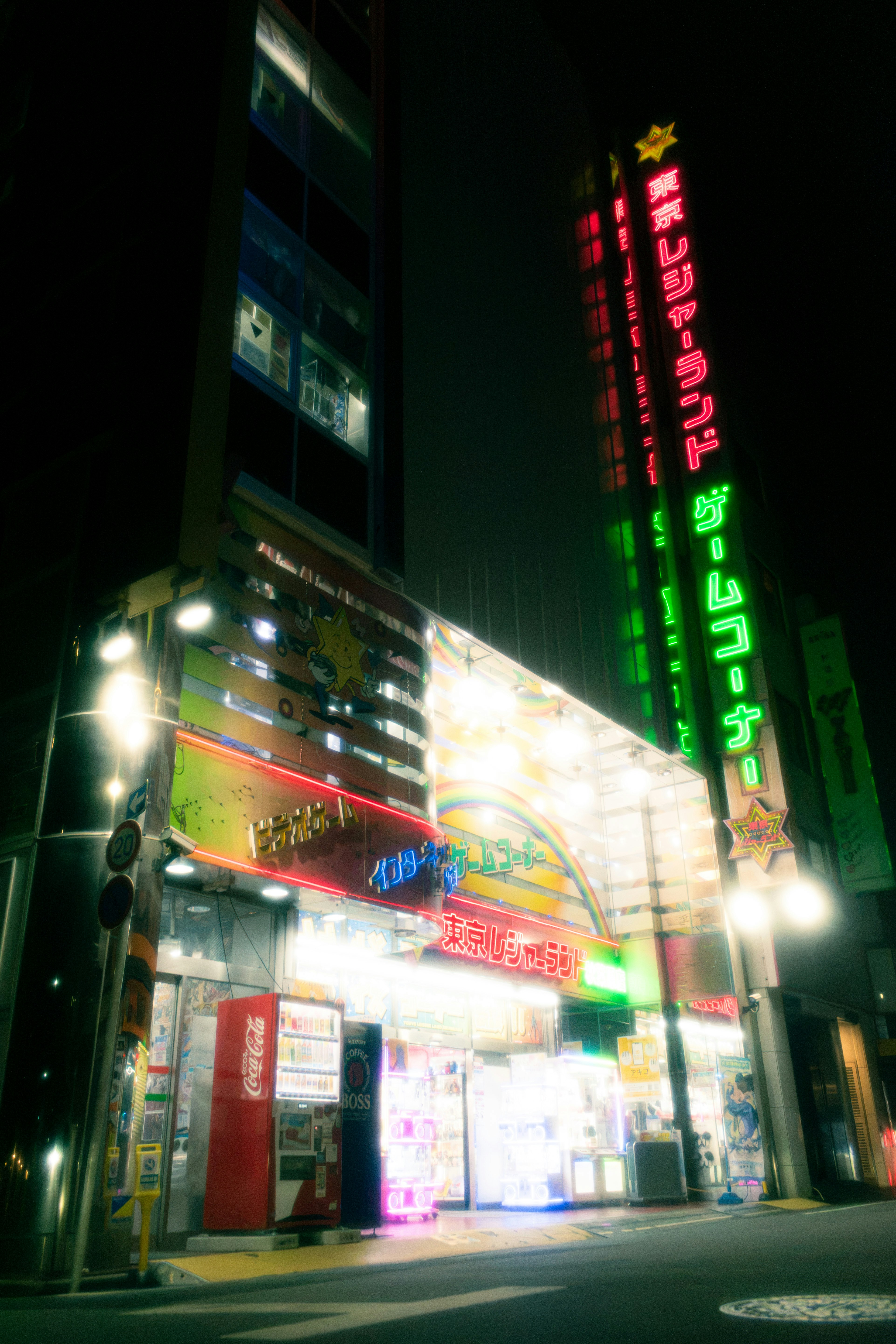 ネオンが光る夜の秋葉原の街並みの交差点