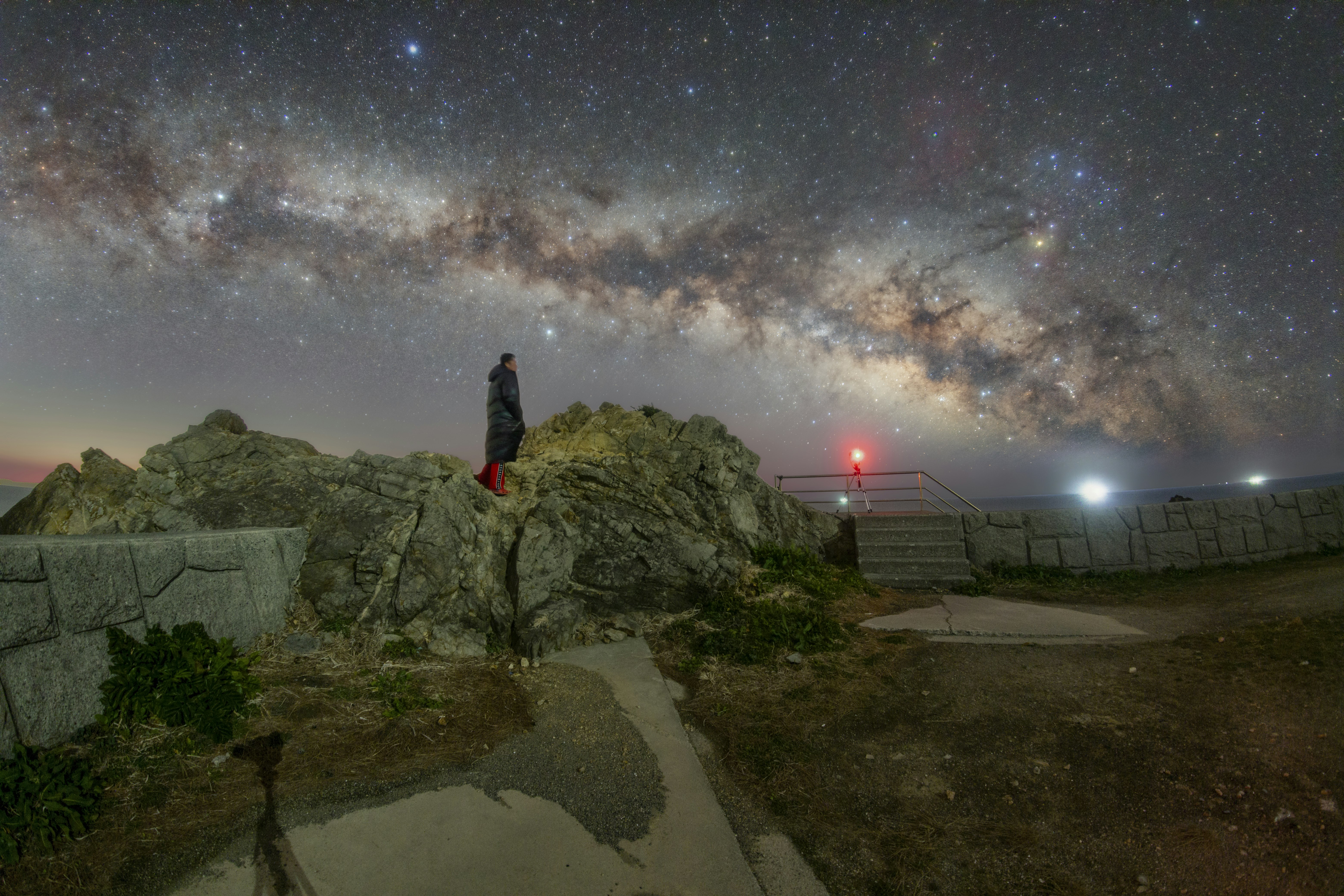 夜空の星と天の川が見える展望台の小道