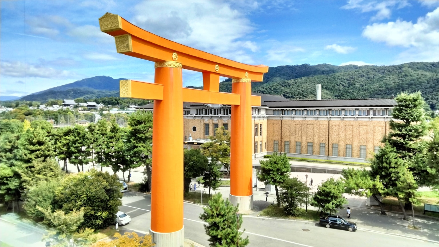 Gerbang torii oranye besar dengan latar belakang pegunungan