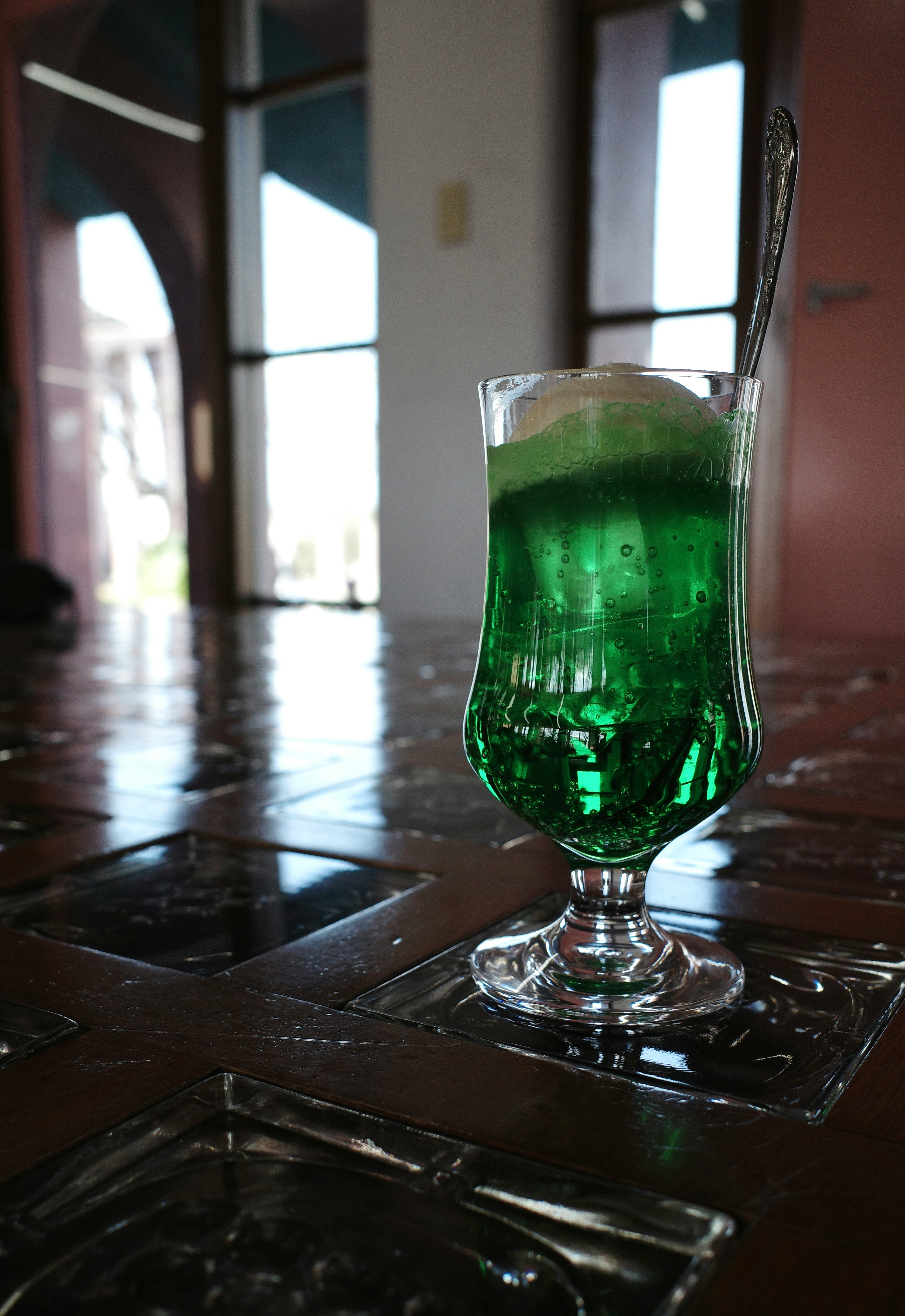 Grüner Cream Soda auf einem Café-Tresen