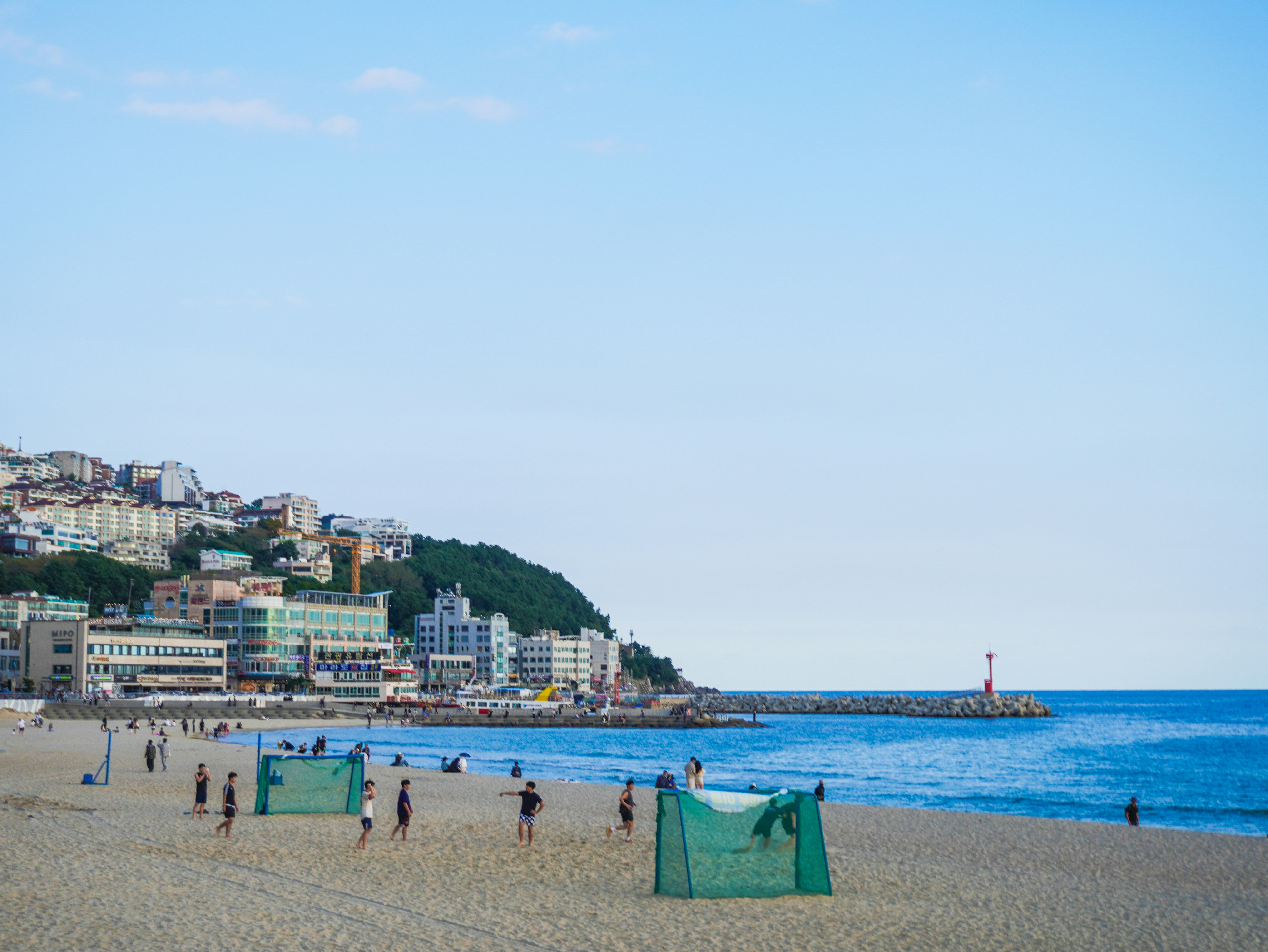 海辺の遊歩道と砂浜、青い海を望む景色