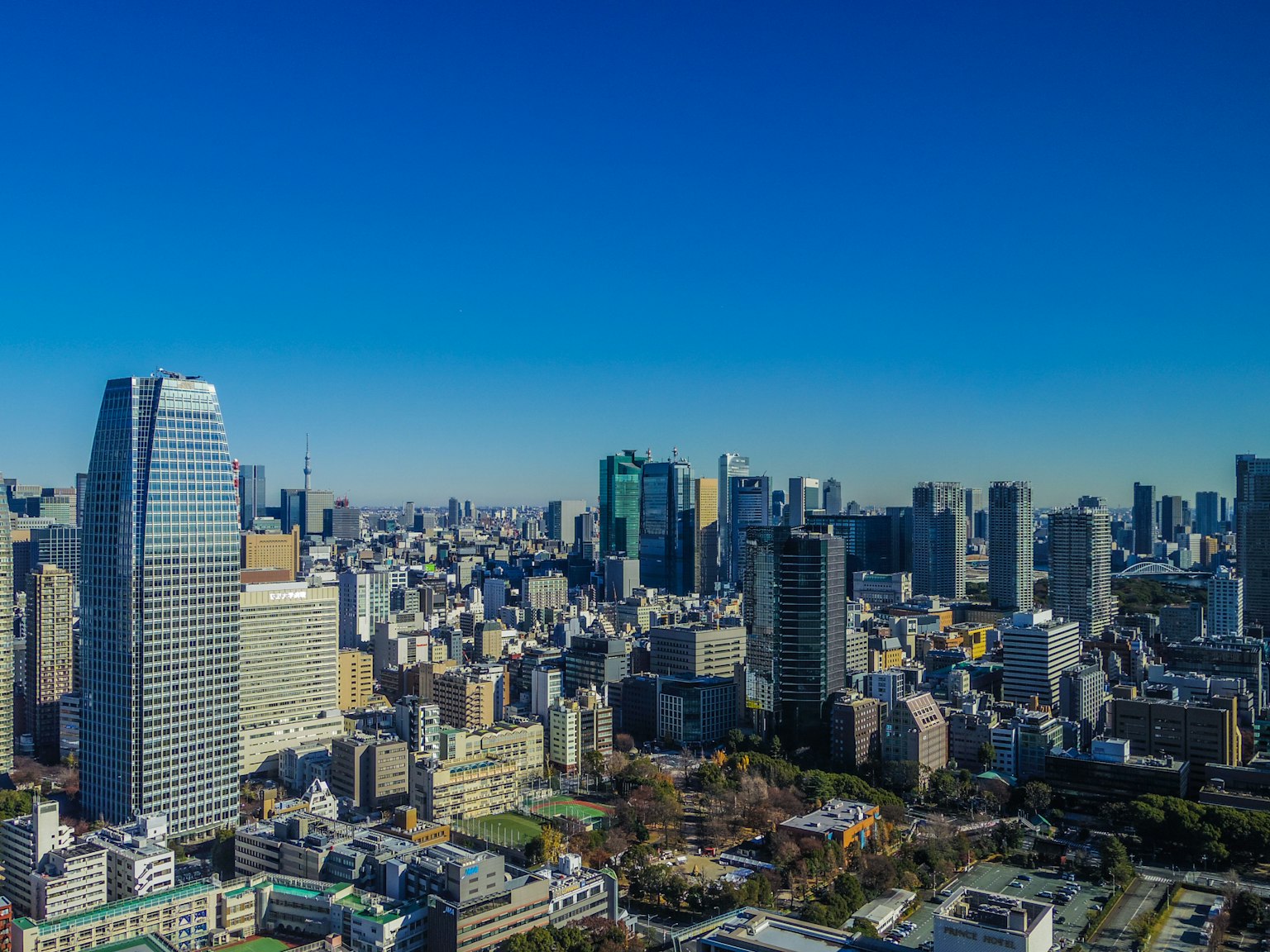東京天際線的鳥瞰圖，現代摩天大樓和清澈的藍天