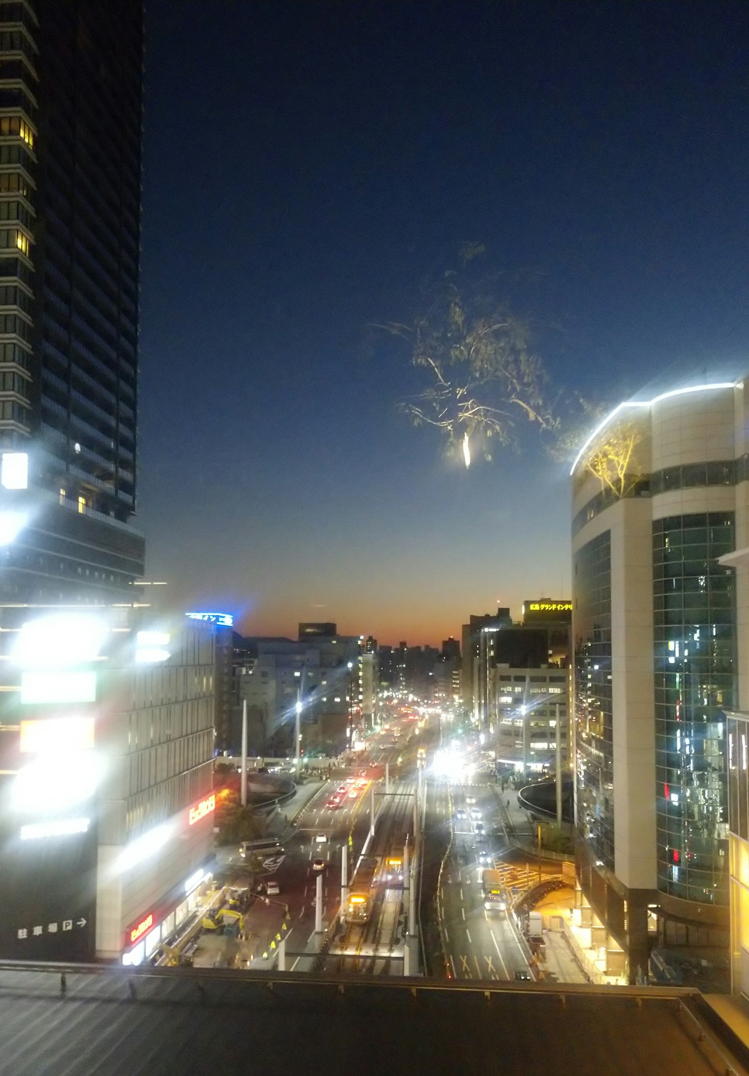 夜景の都市風景に花火が上がる様子